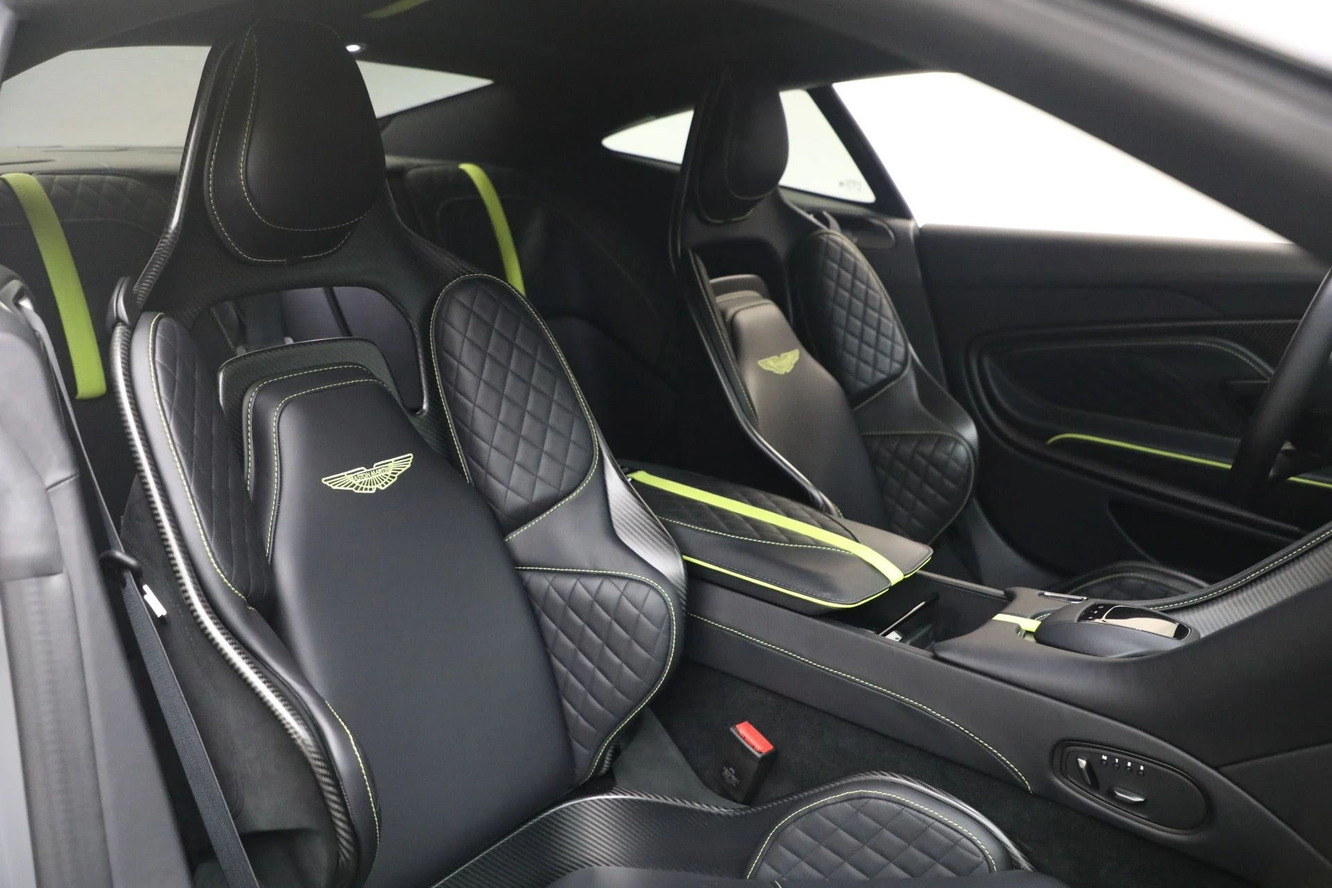 mph024_4245890057_Used_2023_Aston_Martin_DBS_770_Ultimate_1786363410_aed894e5f9