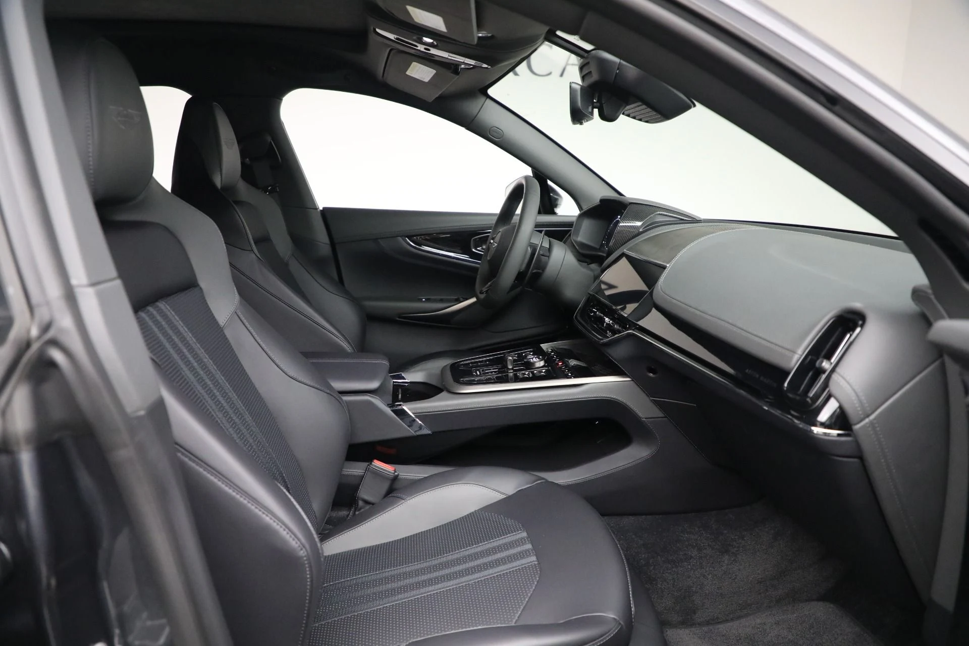 mph024_4274801834_New_2025_Aston_Martin_DBX_707_3eb73fc28c