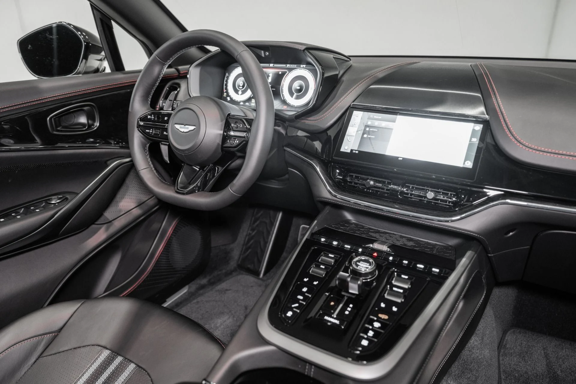 mph024_4277696194_New_2026_Aston_Martin_DBX_707_1765217762_d331521b44