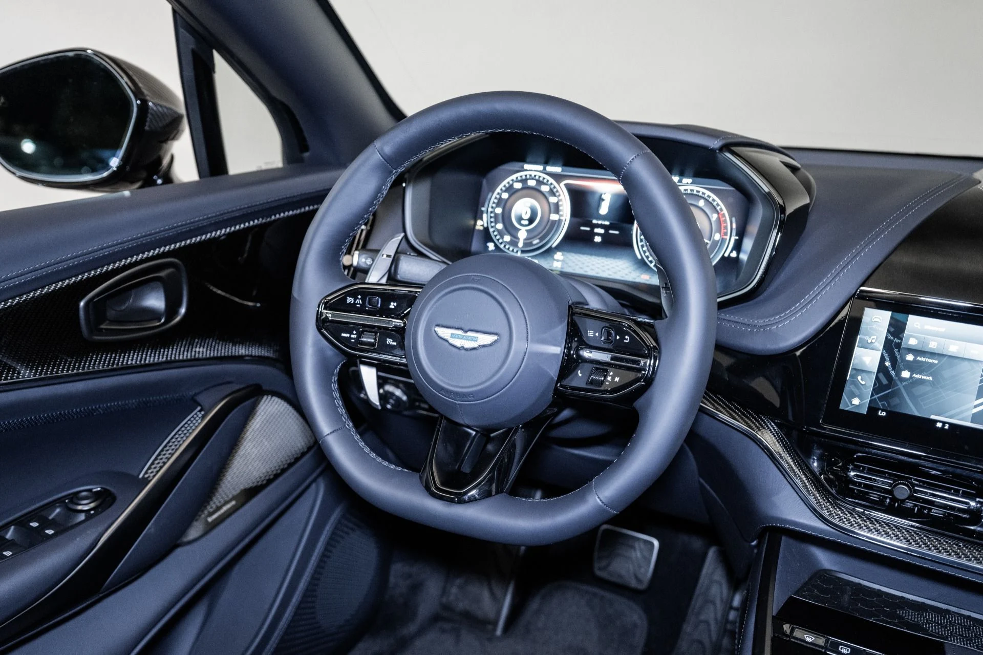 mph024_4280115282_Used_2025_Aston_Martin_DBX_707_1754709382_69d9323370