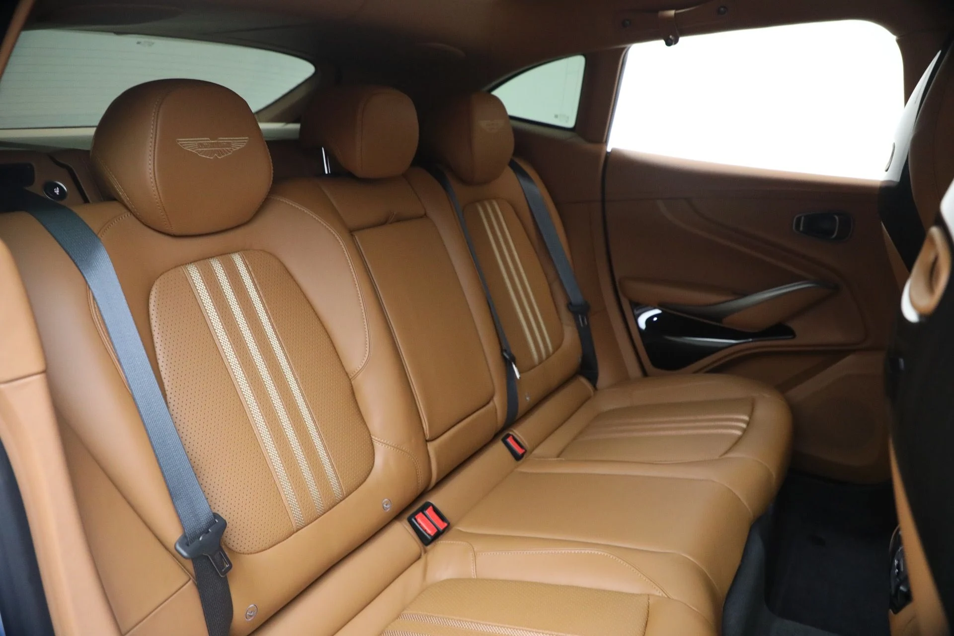 mph024_4285729025_New_2026_Aston_Martin_DBX_707_1767986603_9f8b14c1b4