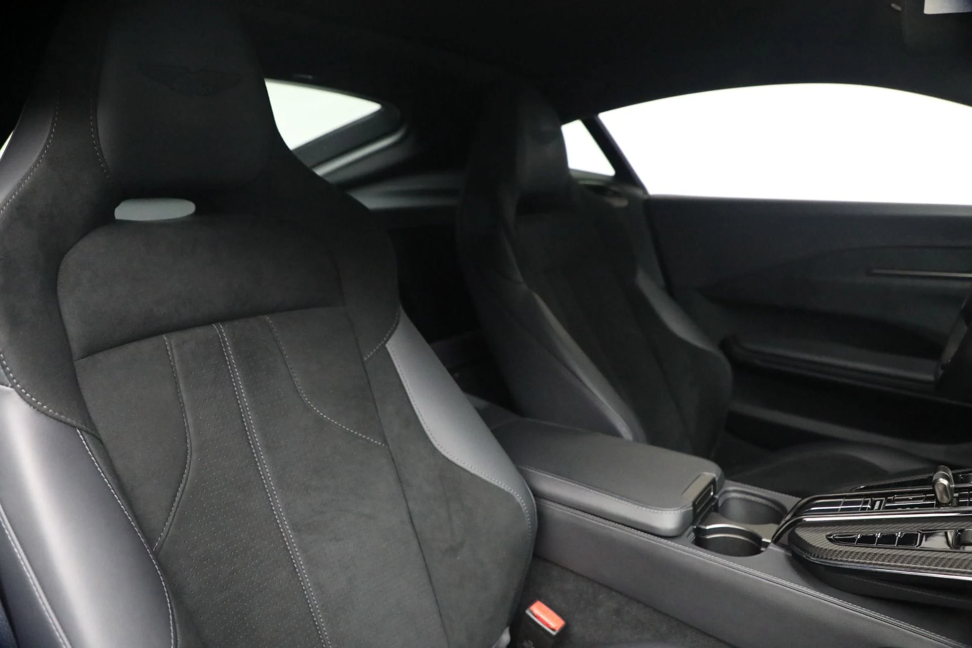 mph024_4291635242_Used_2025_Aston_Martin_Vantage_1766592758_e69ddfe466