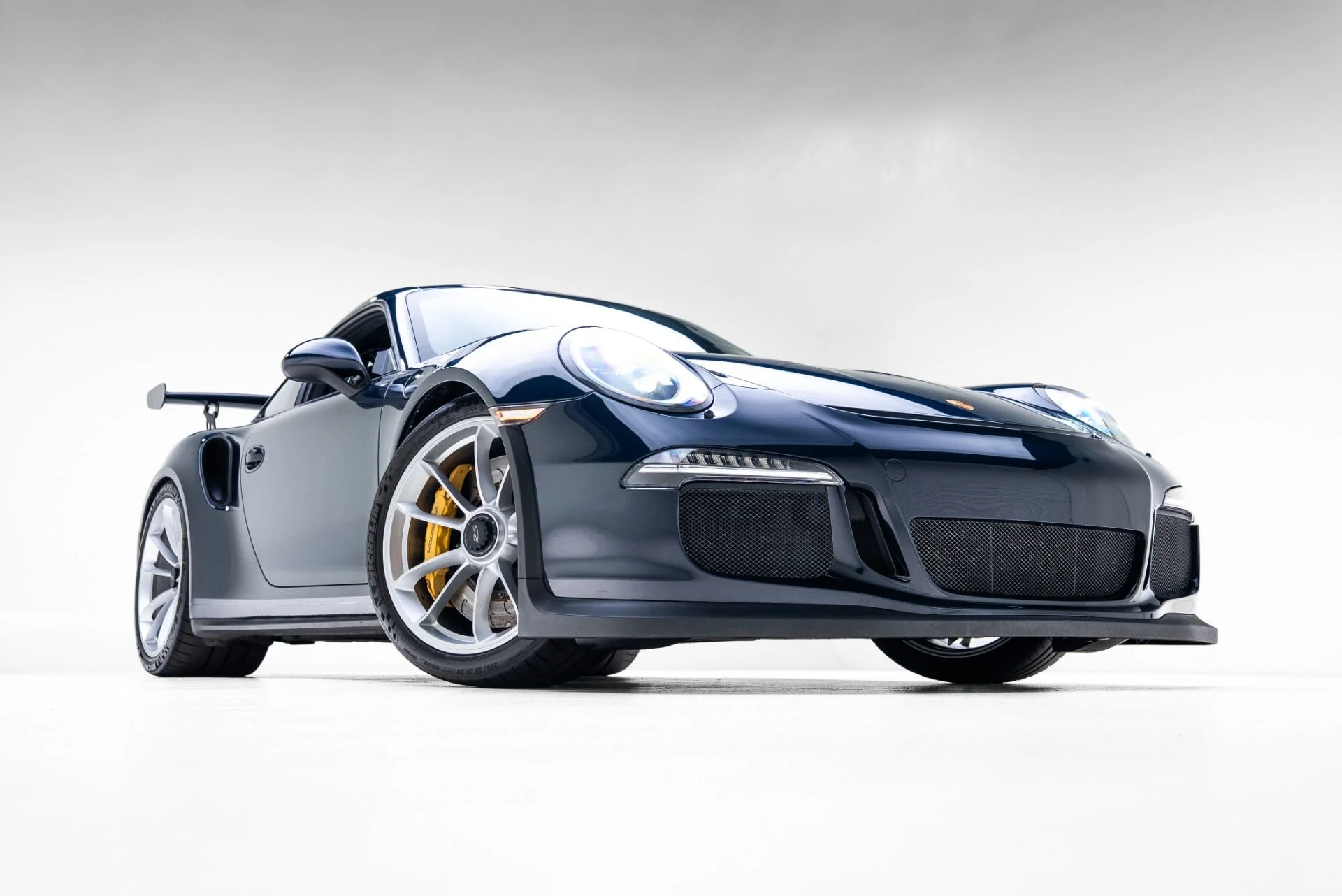 mph024_430945473_Used_2016_Porsche_911_GT_3_RS_1774462832_916db87561