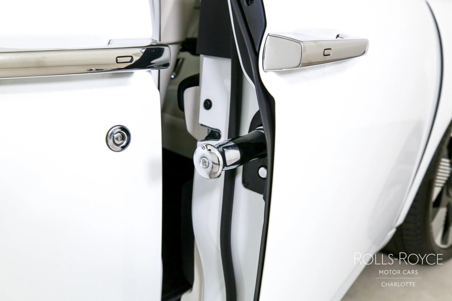 mph024_432094079_Used_2024_Rolls_Royce_Phantom_1767116656_06821c56f1
