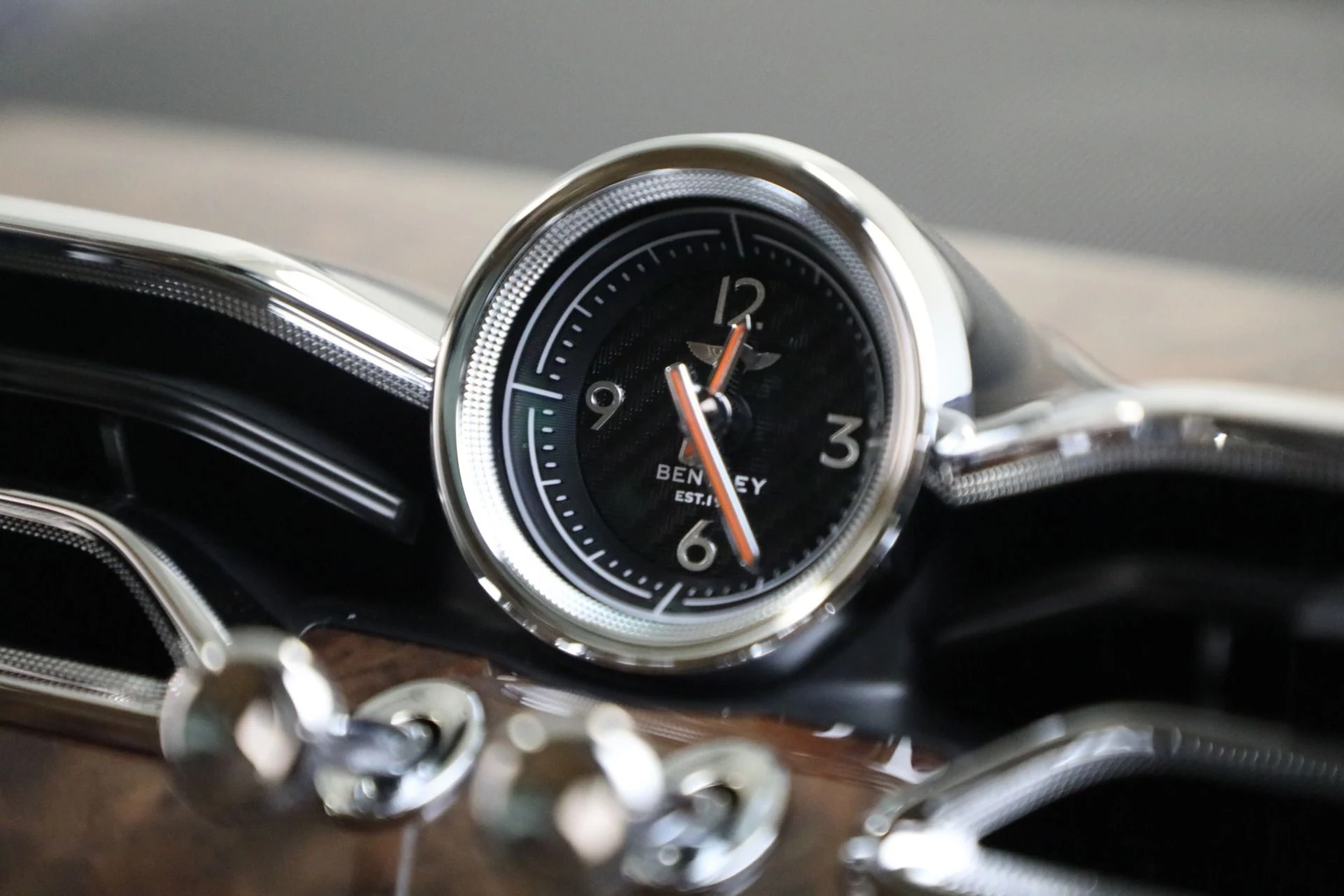 mph024_434460179_New_2025_Bentley_Bentayga_V8_bd25f51d04