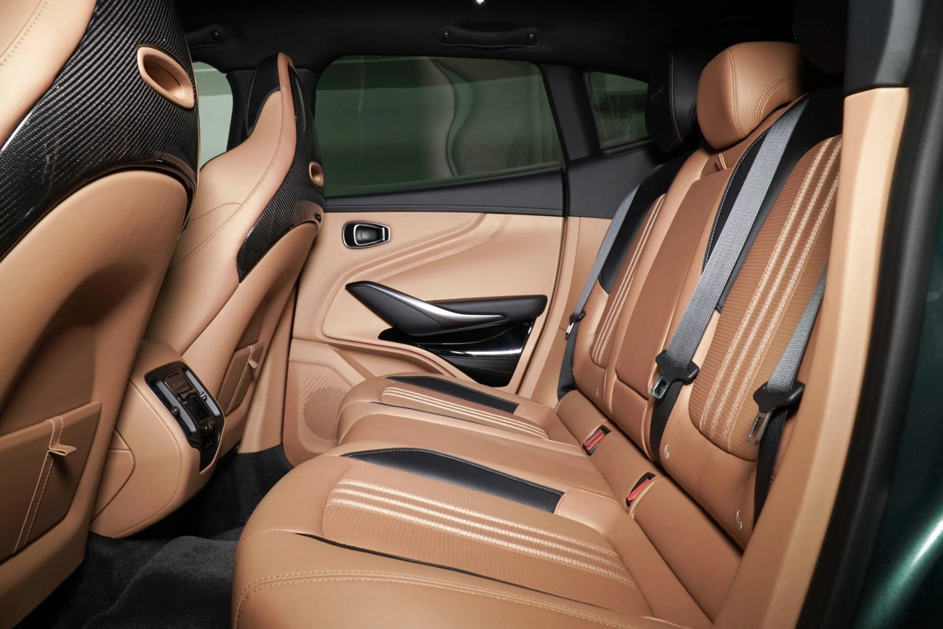 mph024_448483585_Used_2025_Aston_Martin_DBX_707_1768858107_f52229d2cc