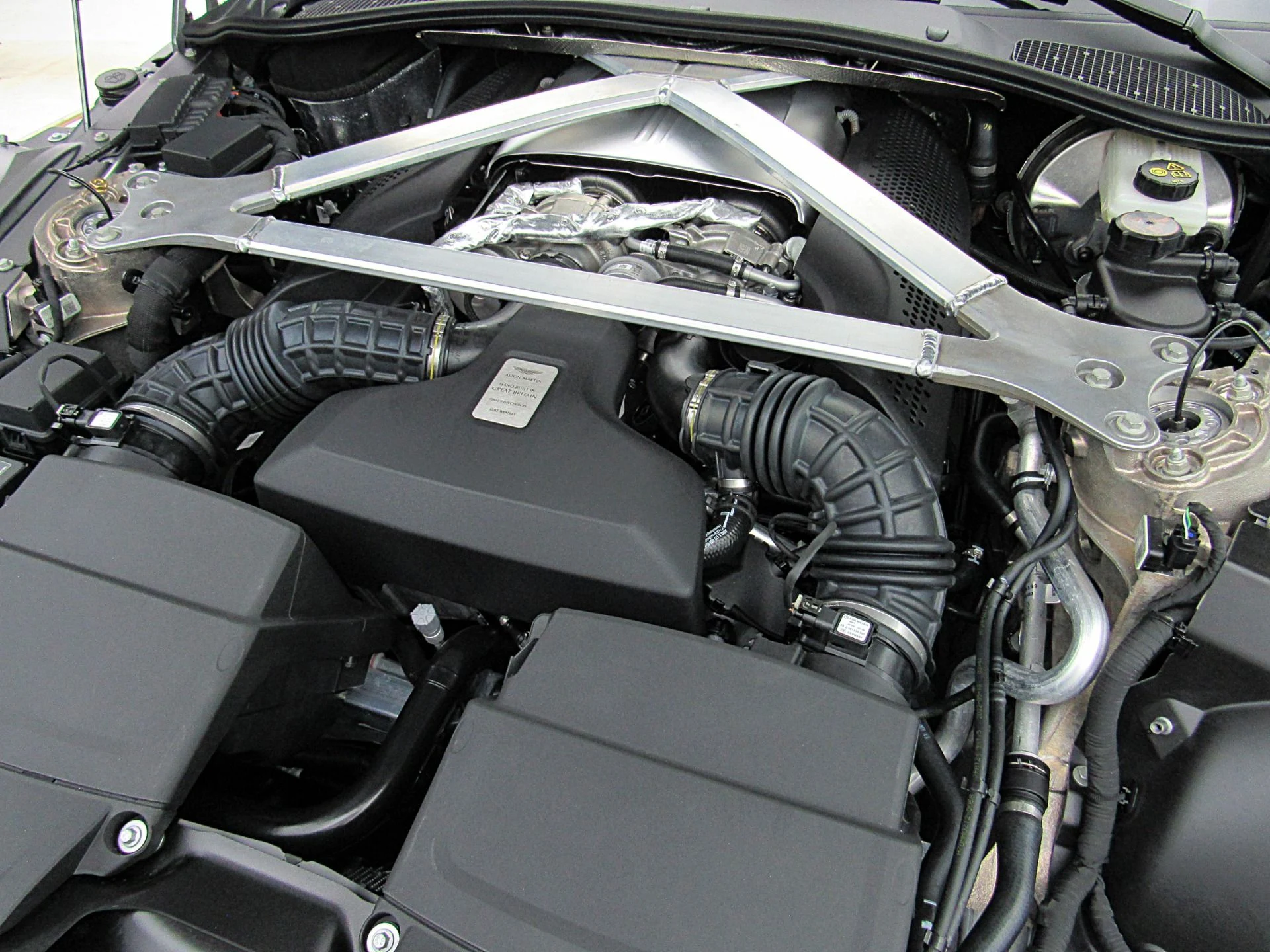 mph024_44939737_Used_2023_Aston_Martin_Vantage_Roadster_396bc09423