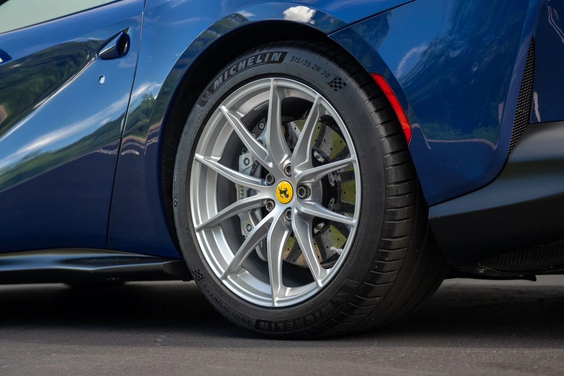 mph024_456674998_Used_2020_Ferrari_812_Superfast_1758742343_87158d46e0