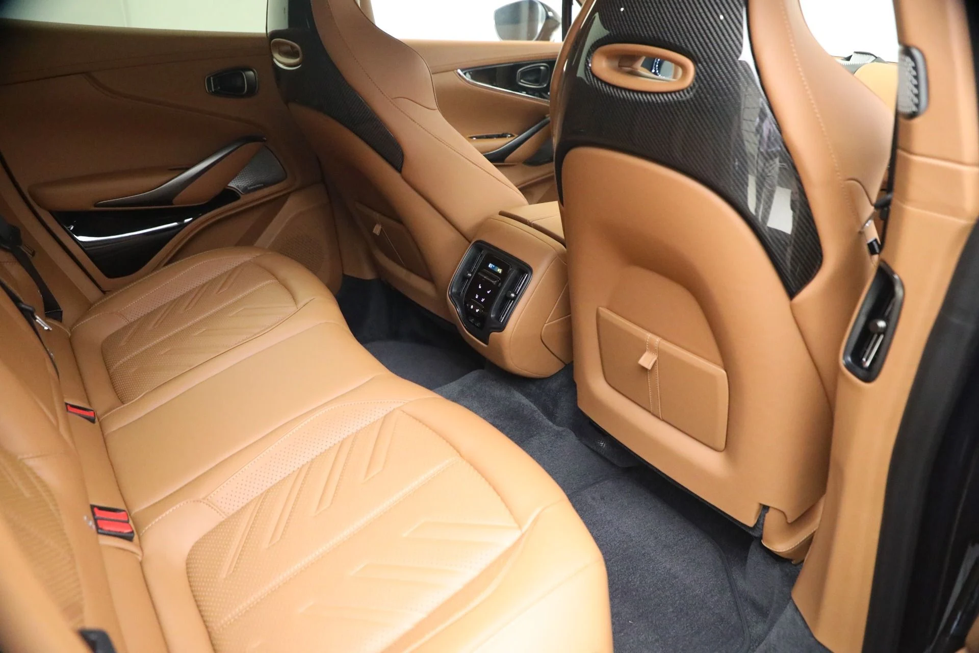 mph024_461632120_New_2026_Aston_Martin_DBX_S_1792514634_260dfb4e42