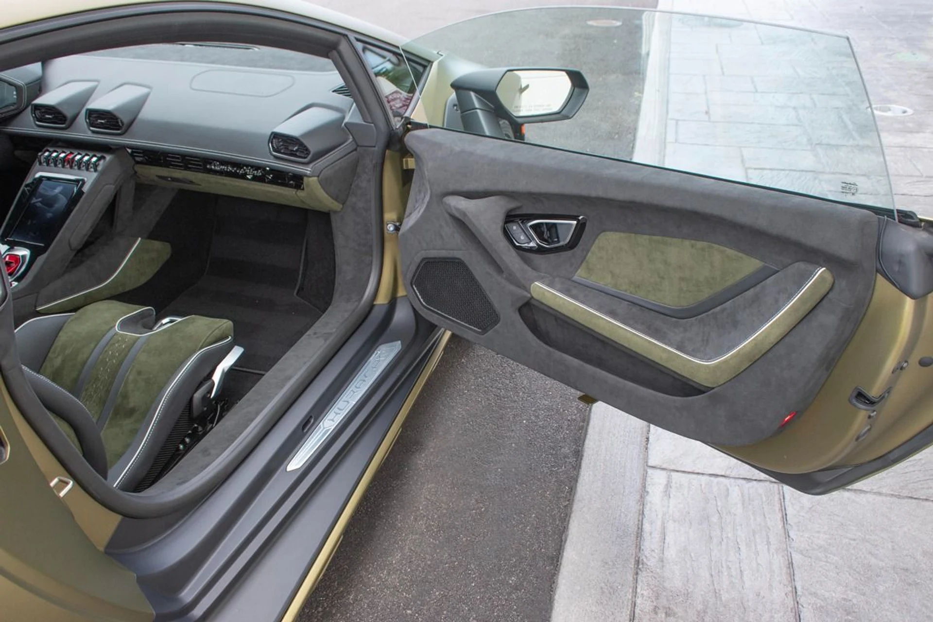 mph024_544743919_Used_2023_Lamborghini_Huracan_Sterrato_1769868848_6615afd192