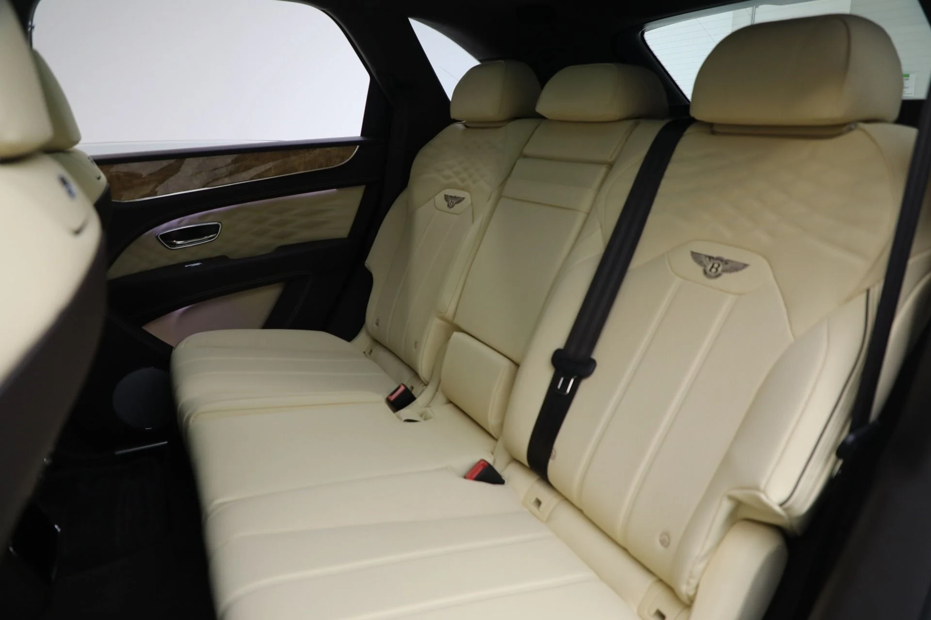 mph024_547032069_New_2025_Bentley_Bentayga_Azure_V8_e81b644260