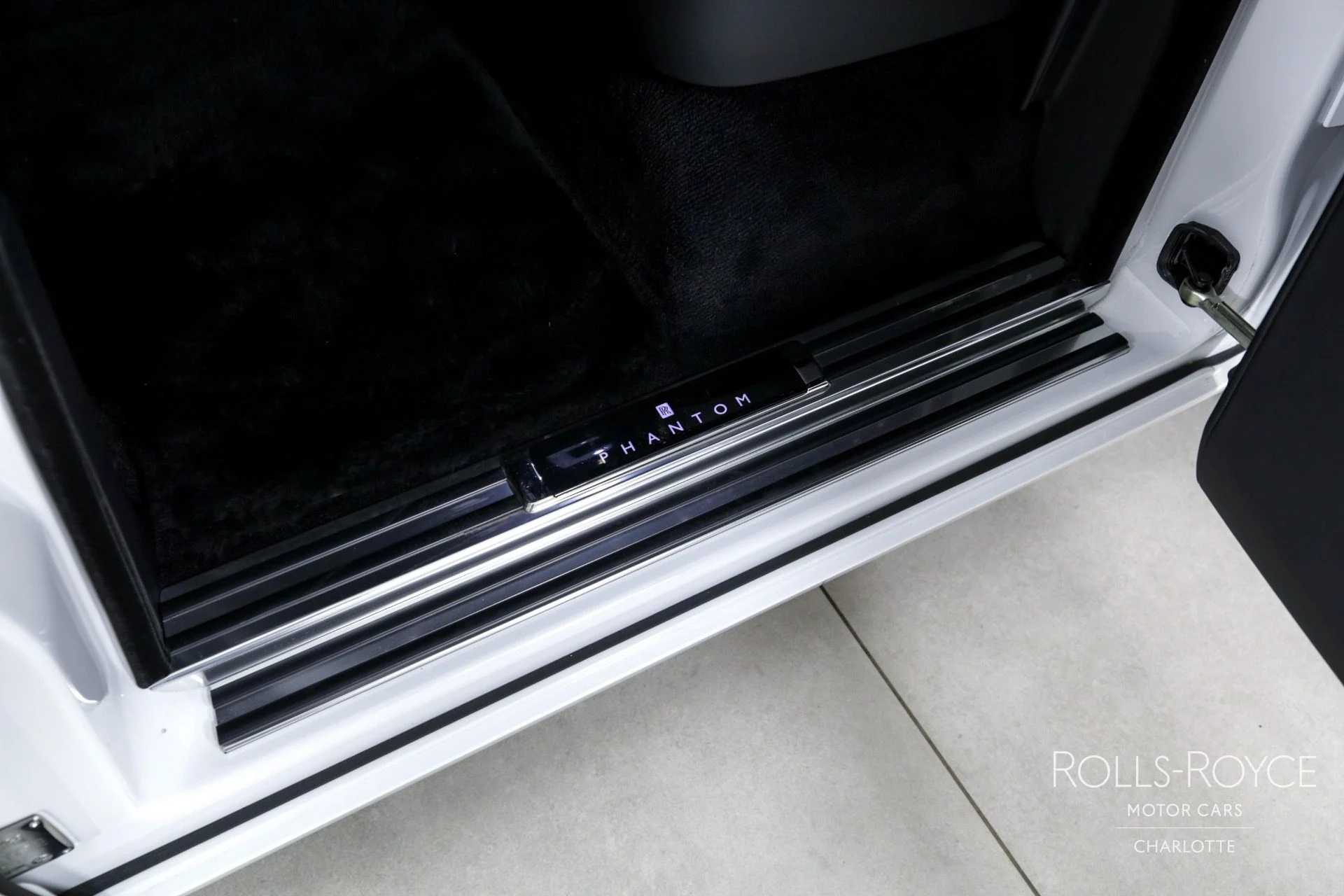 mph024_548691515_Used_2023_Rolls_Royce_Phantom_1726254604_3507450504