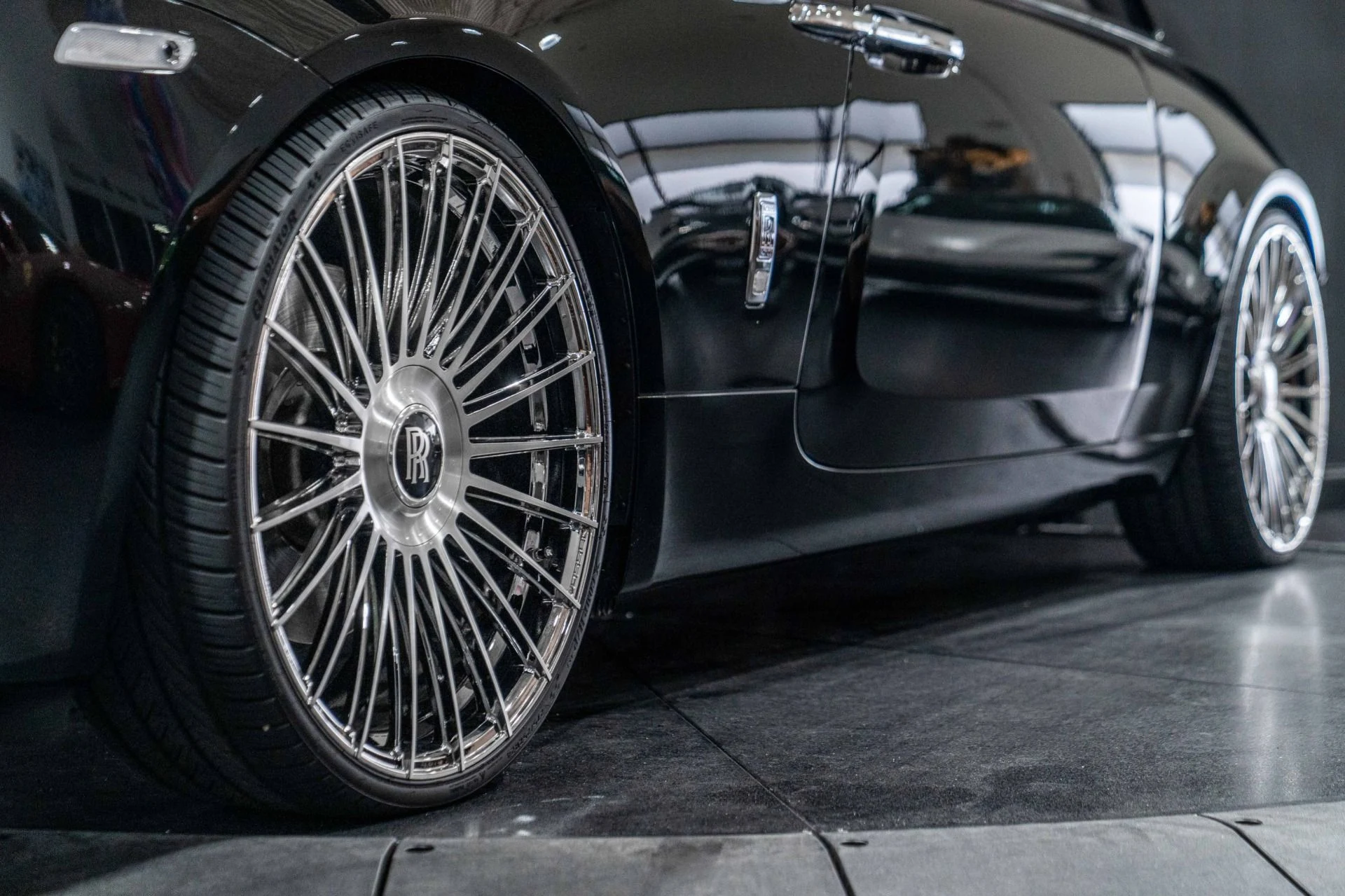 mph024_550554217_Used_2014_Rolls_Royce_Wraith_360000_MSRP_Starlight_Headliner_24_Wheels_1765746210_2ea9ef73ee
