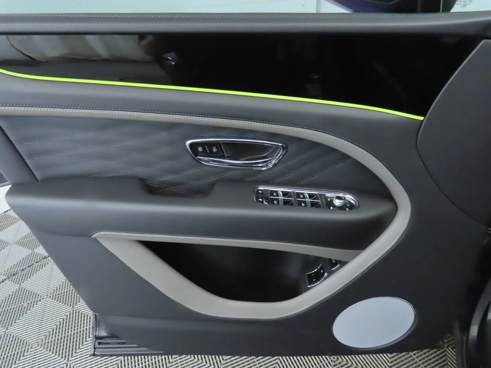 mph024_552086143_used_2023_bentley_bentayga_ewb_azure_8119_22967334_25_1024_ce16b0f9c1