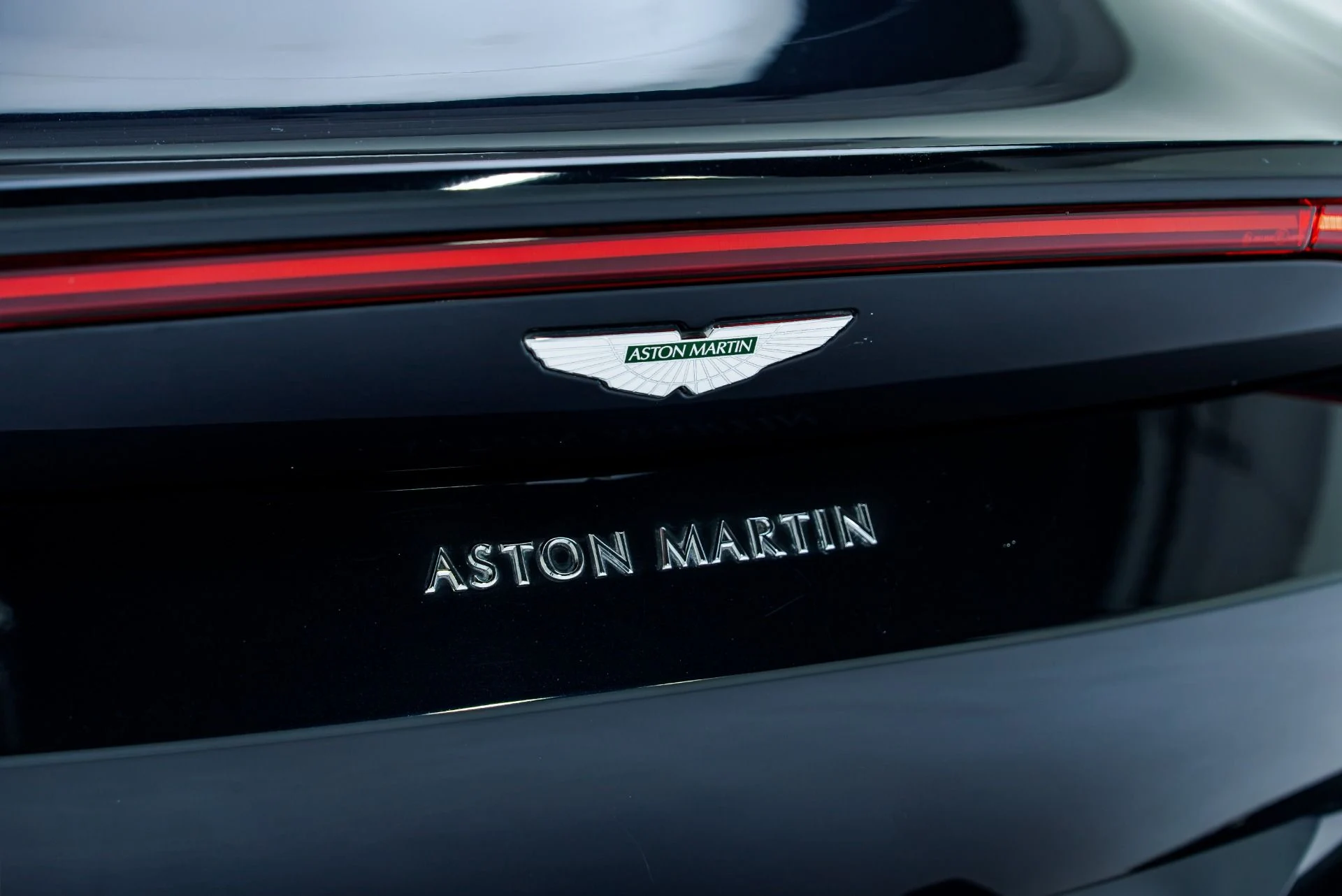 mph024_552108259_Used_2019_Aston_Martin_Vantage_1793290917_41ed7badb1