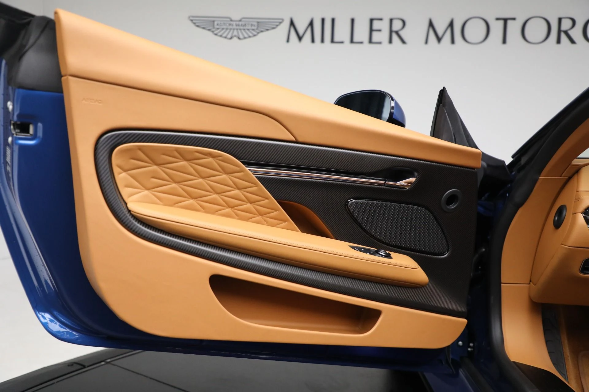 mph024_563644495_New_2025_Aston_Martin_DB_12_Volante_9e90b91bc5