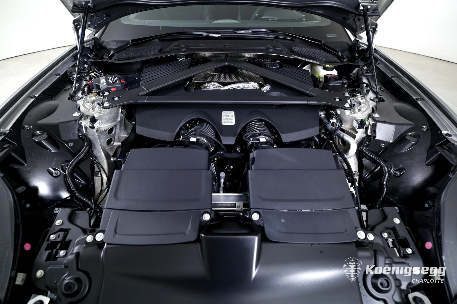 mph024_5715753_Used_2025_Aston_Martin_Vantage_1760978372_a0f0b596d7