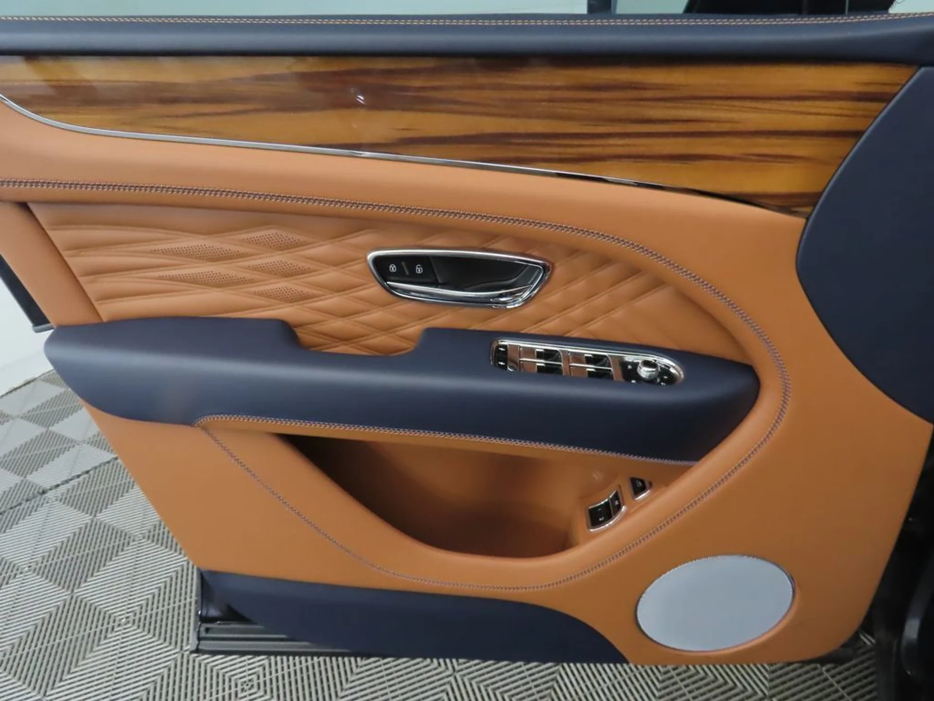 mph024_572333211_new_2025_bentley_bentayga_v8awd_8119_22910535_25_1024_6b3c22d50c