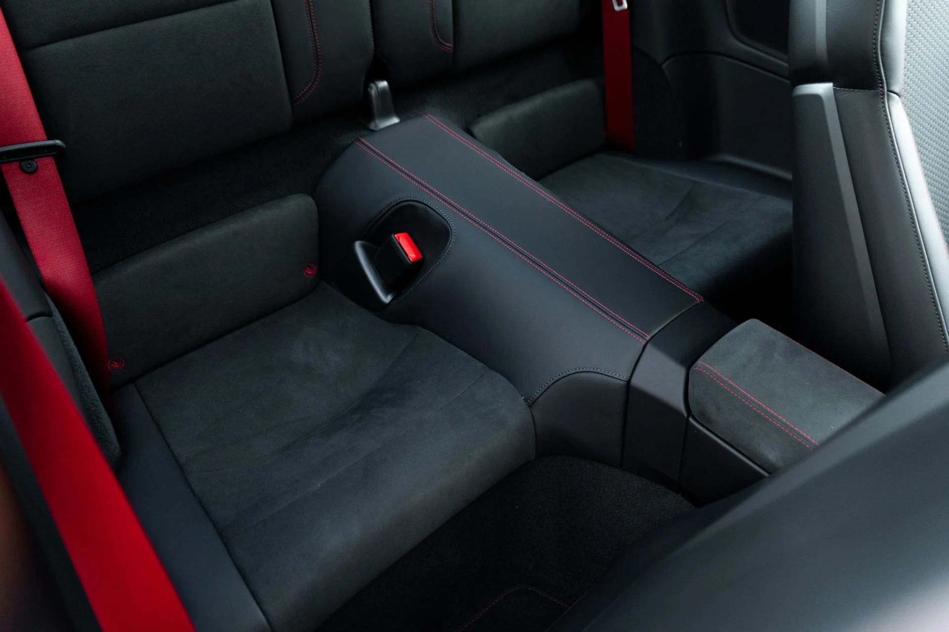 mph024_574601446_Used_2025_Porsche_911_Carrera_4_GTS_1766512574_cfe99634a8