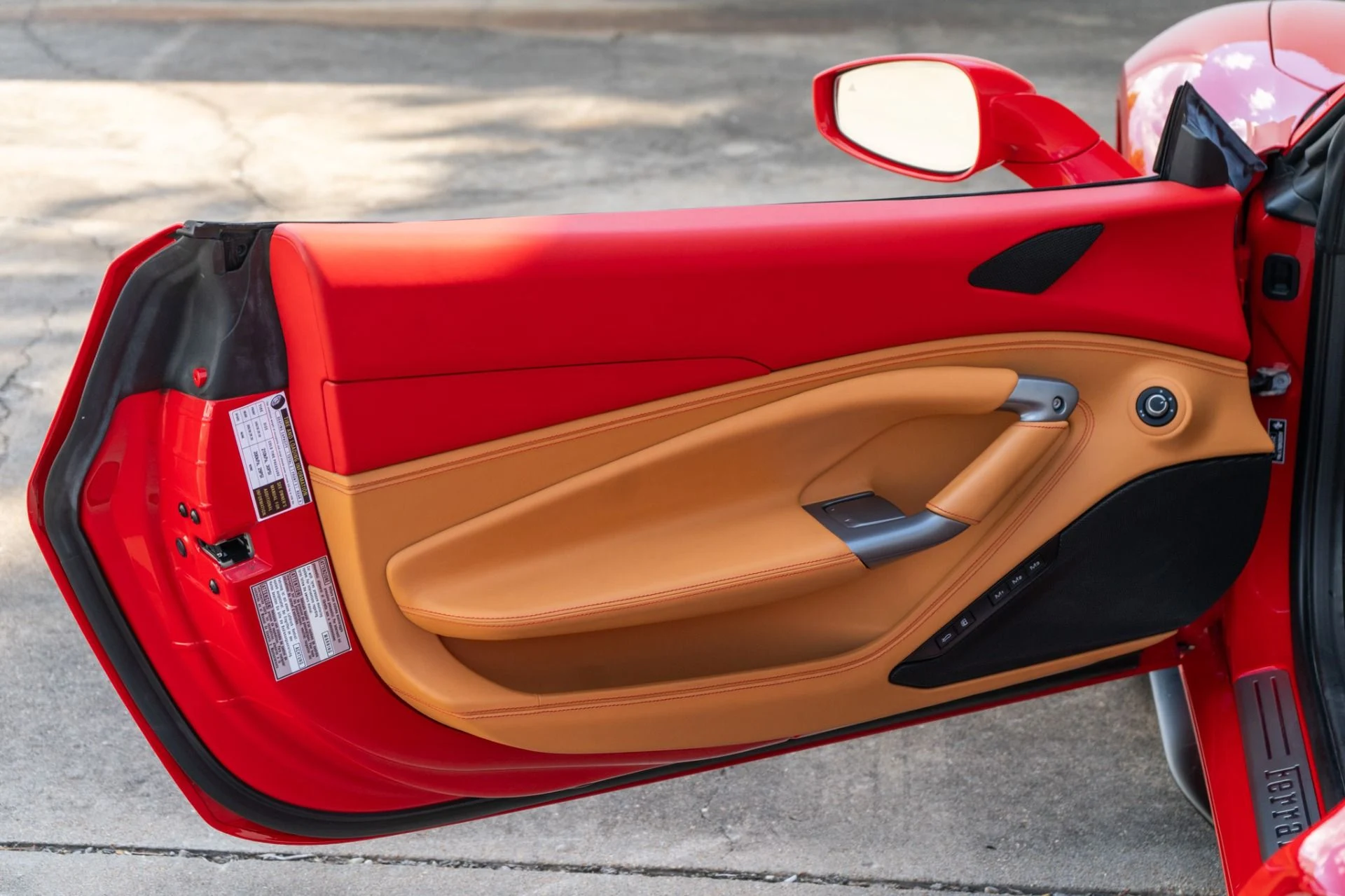 mph024_574670651_Used_2023_Ferrari_F8_Spider_1759528459_eadb6ed699