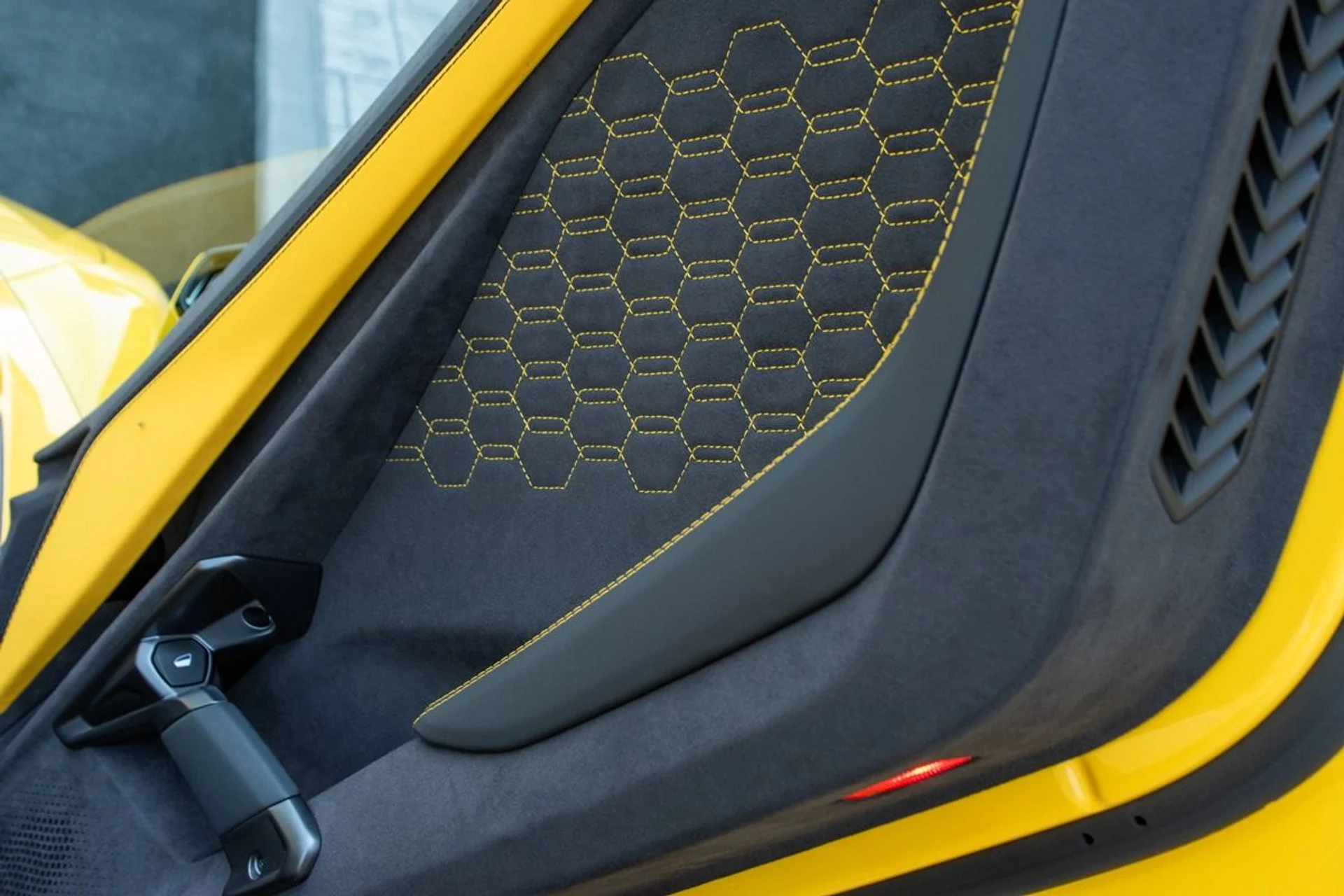 mph024_577482158_Used_2024_Lamborghini_Revuelto_1740383899_88a2ce008c
