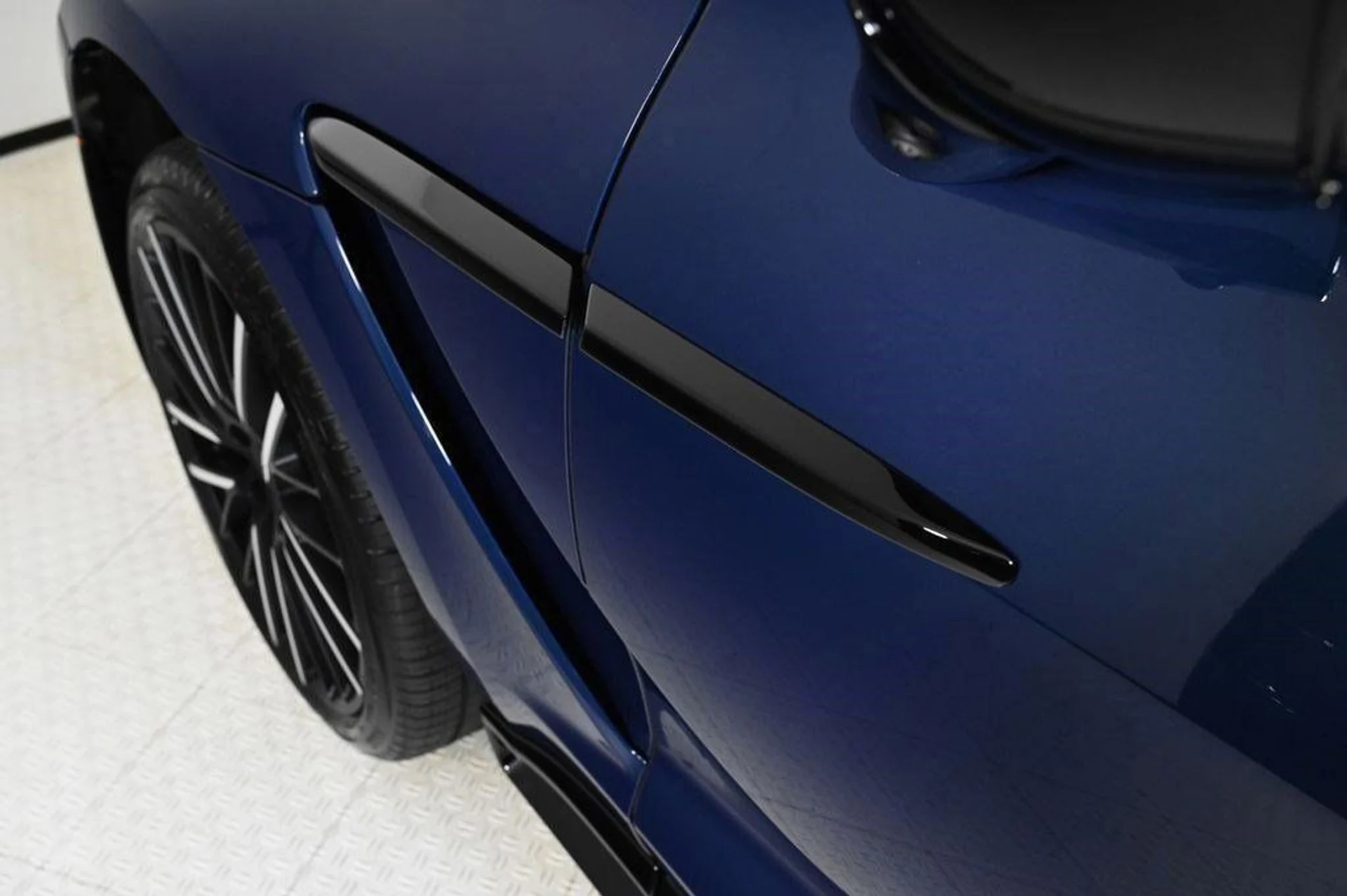 mph024_58579944_new_2025_aston_martin_dbx_707awd_11350_22854869_24_1024_00e2e8c456