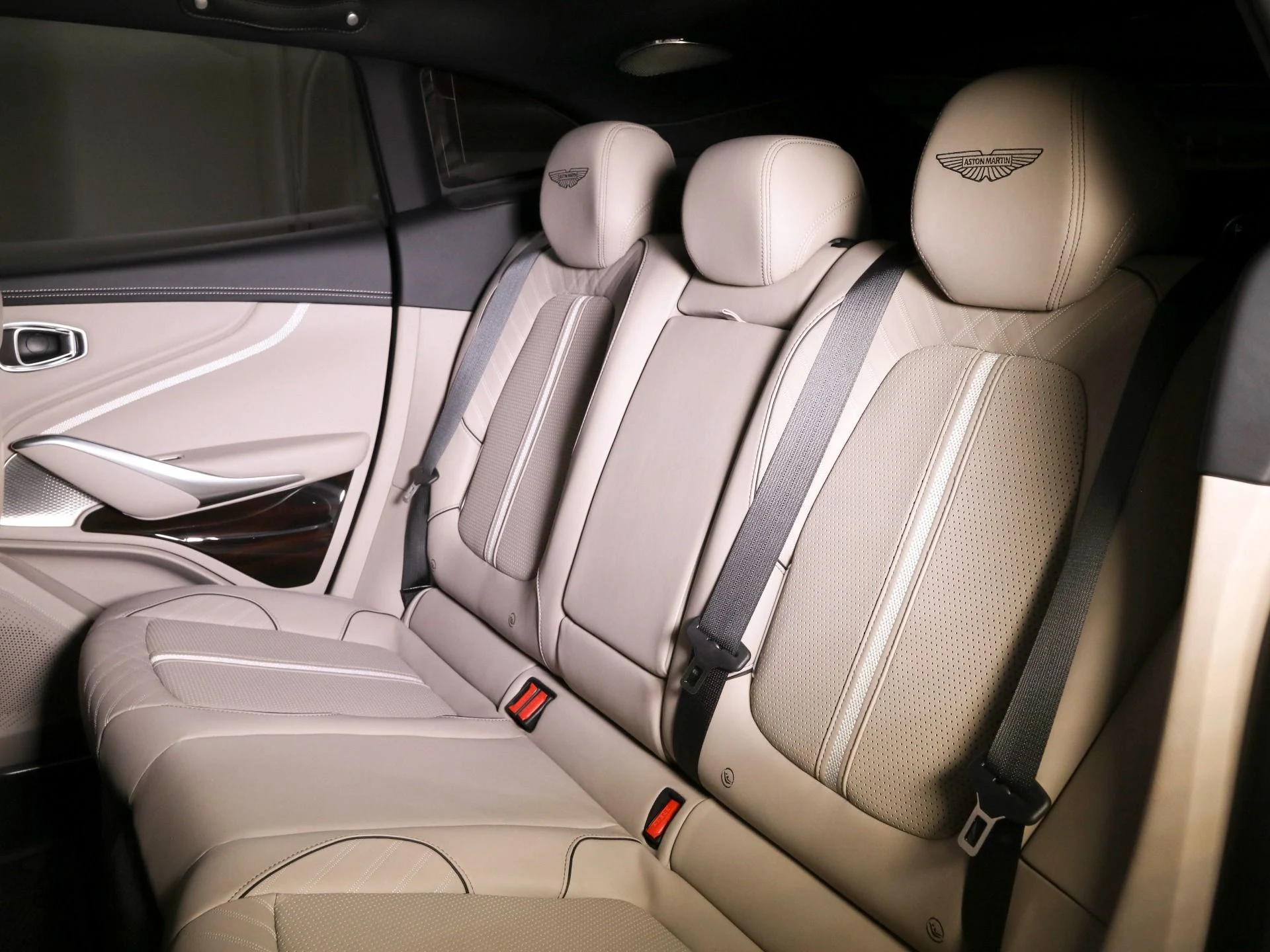 mph024_588738903_New_2025_Aston_Martin_DBX_707_1768455345_5ba8f70596