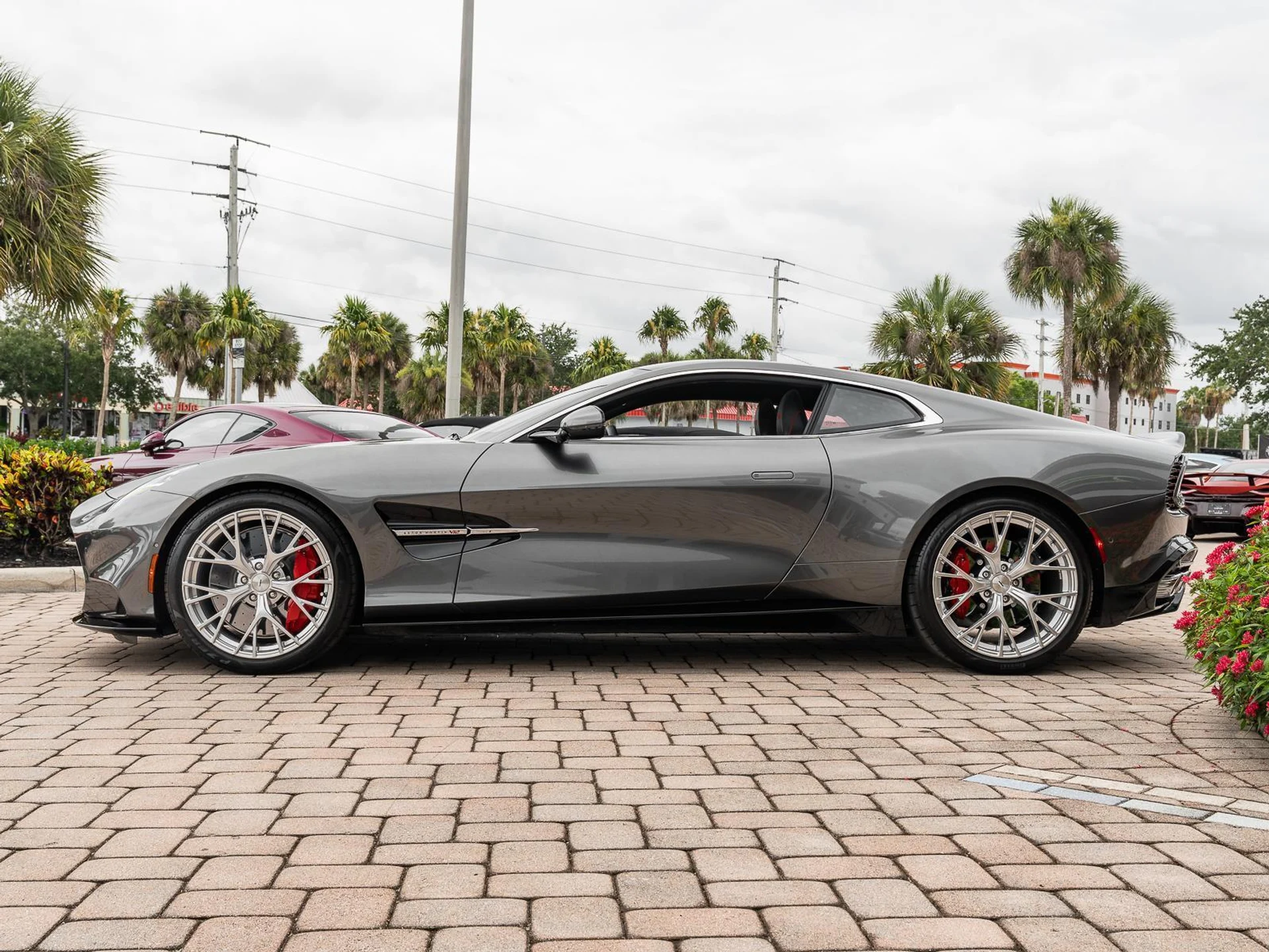 mph024_62960109_Used_2025_Aston_Martin_Vanquish_Coupe_1780612109_2b8b10e63f