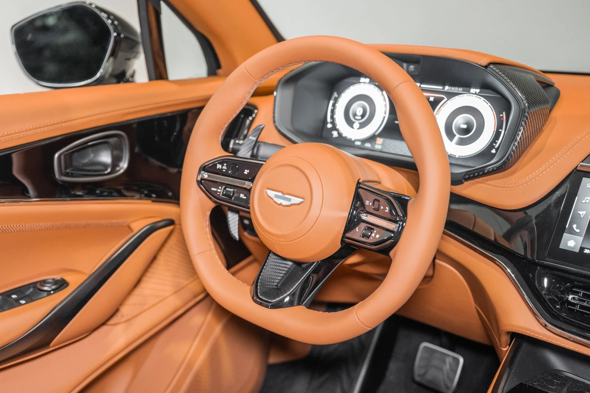 mph024_63892049_New_2026_Aston_Martin_DBX_707_1786372165_04ff35d517