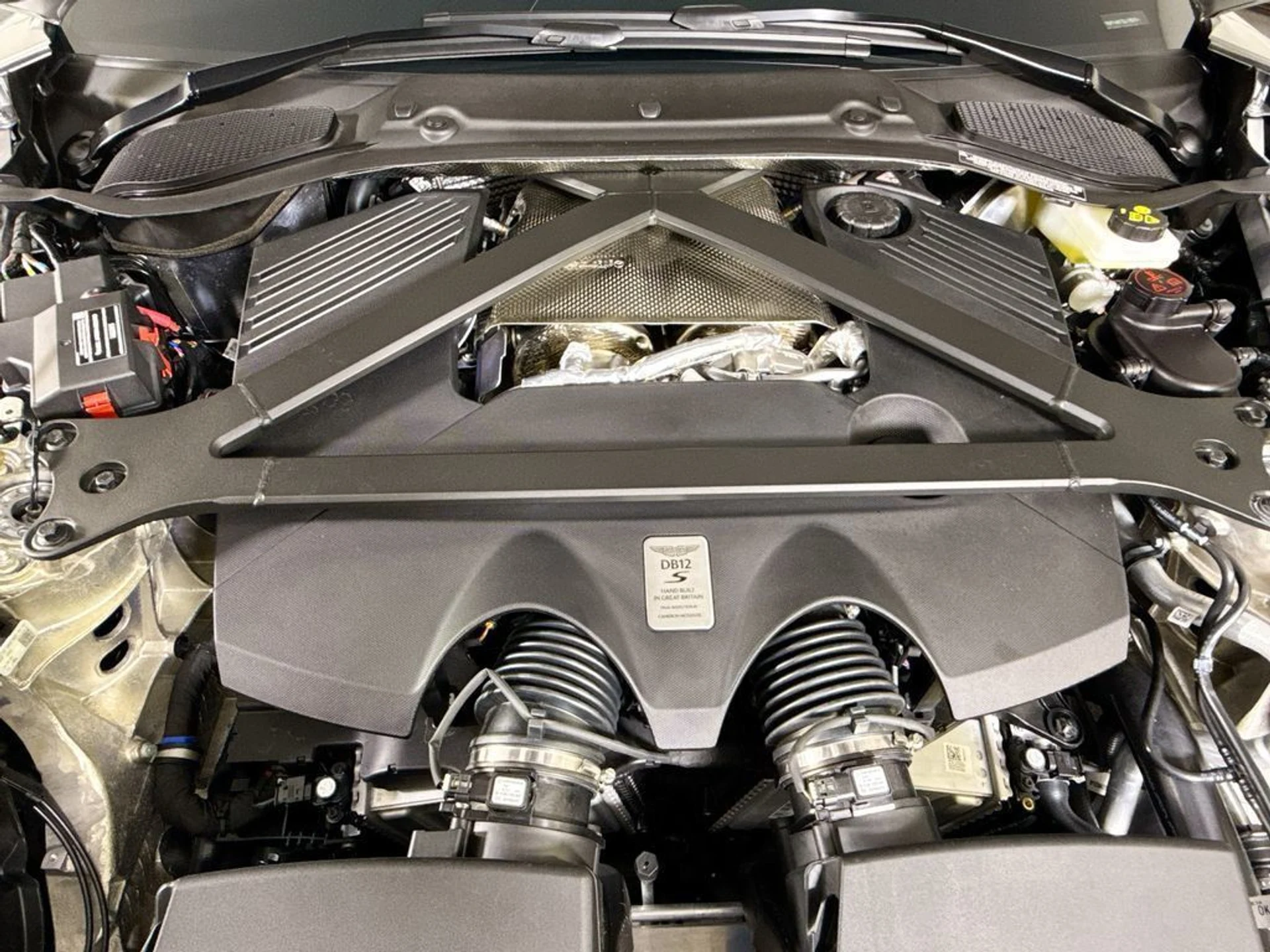 mph024_642469188_new_2026_aston_martin_db12_11350_23038289_25_1024_394b0e2d32