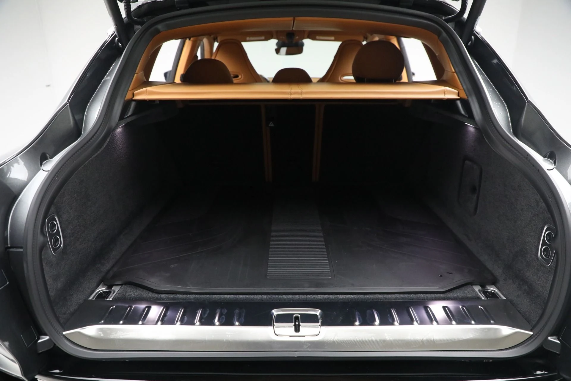 mph024_658309387_New_2025_Aston_Martin_DBX_707_707_6a80e3f426