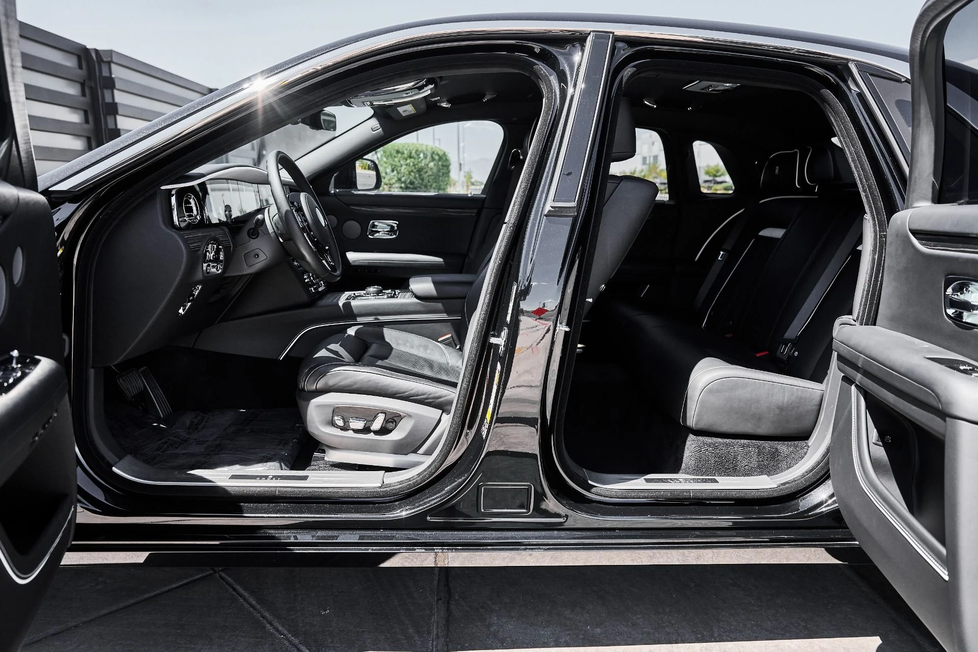mph024_69261539_Used_2023_Rolls_Royce_Ghost_Base_1781657323_0fc5afbb8f