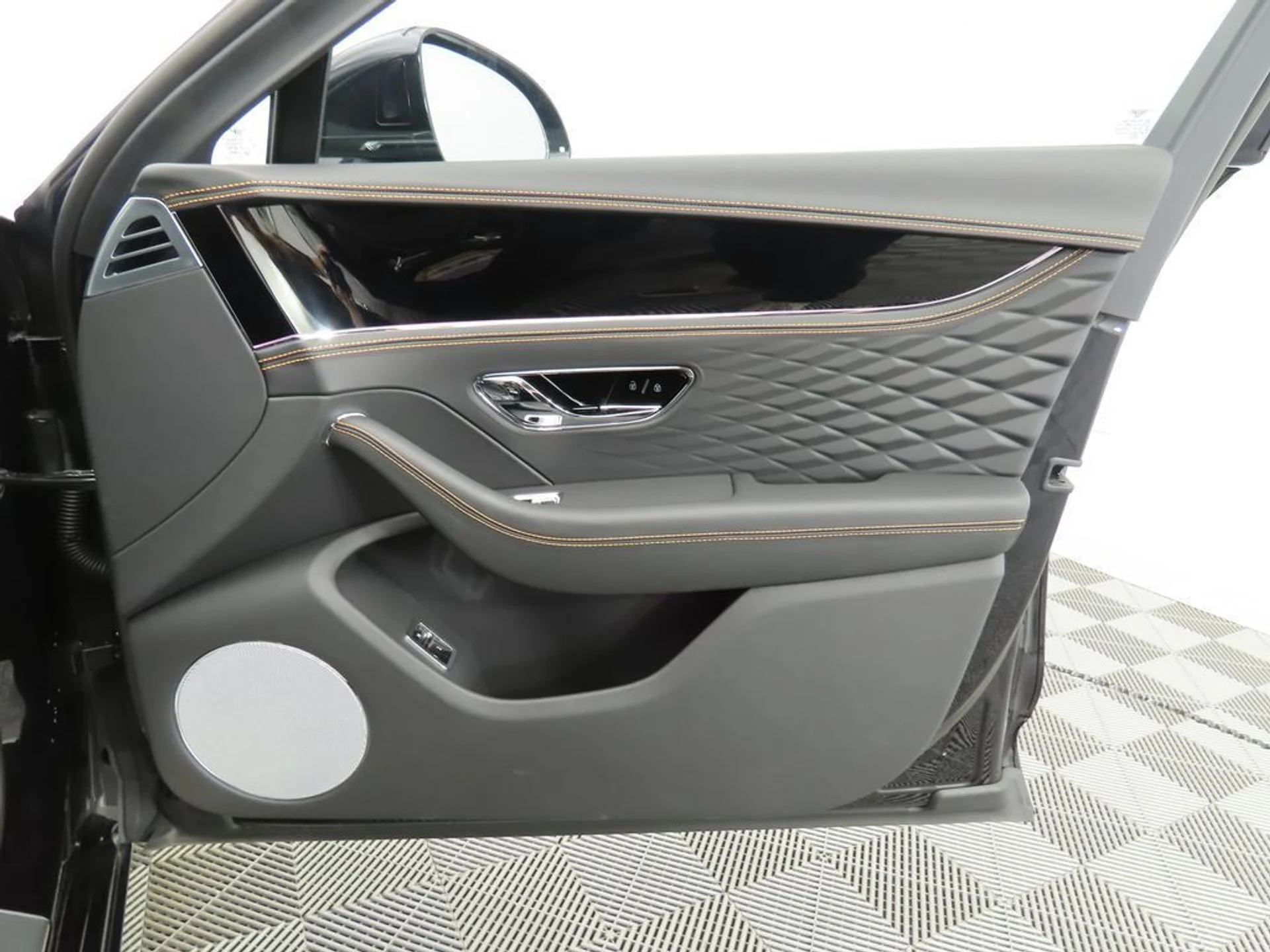 mph024_721589878_new_2025_bentley_flying_spur_8119_22943437_25_1024_dbed199874