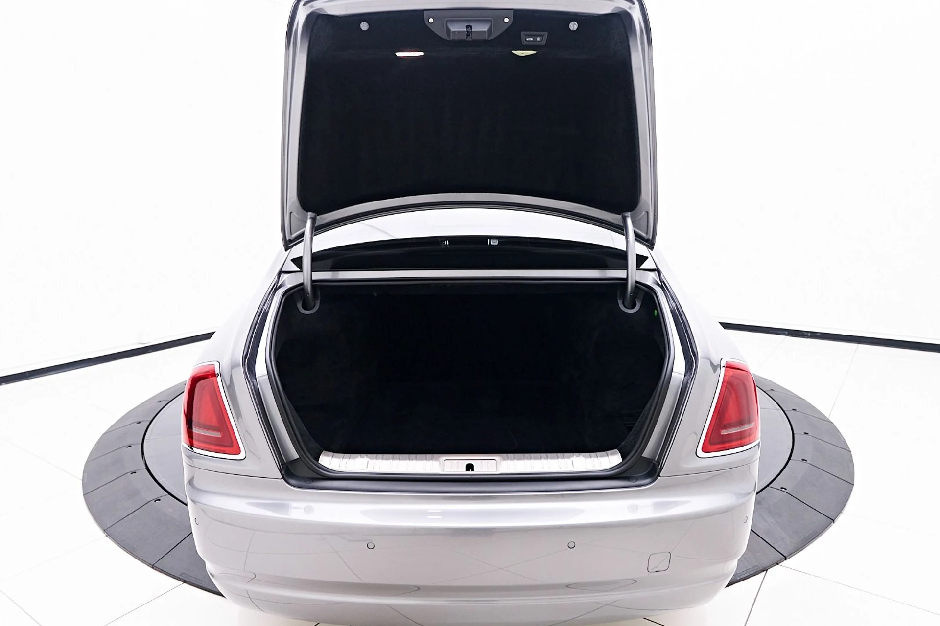 mph024_769545541_Used_2019_Rolls_Royce_Ghost_Base_1744847276_9bc2dafca4
