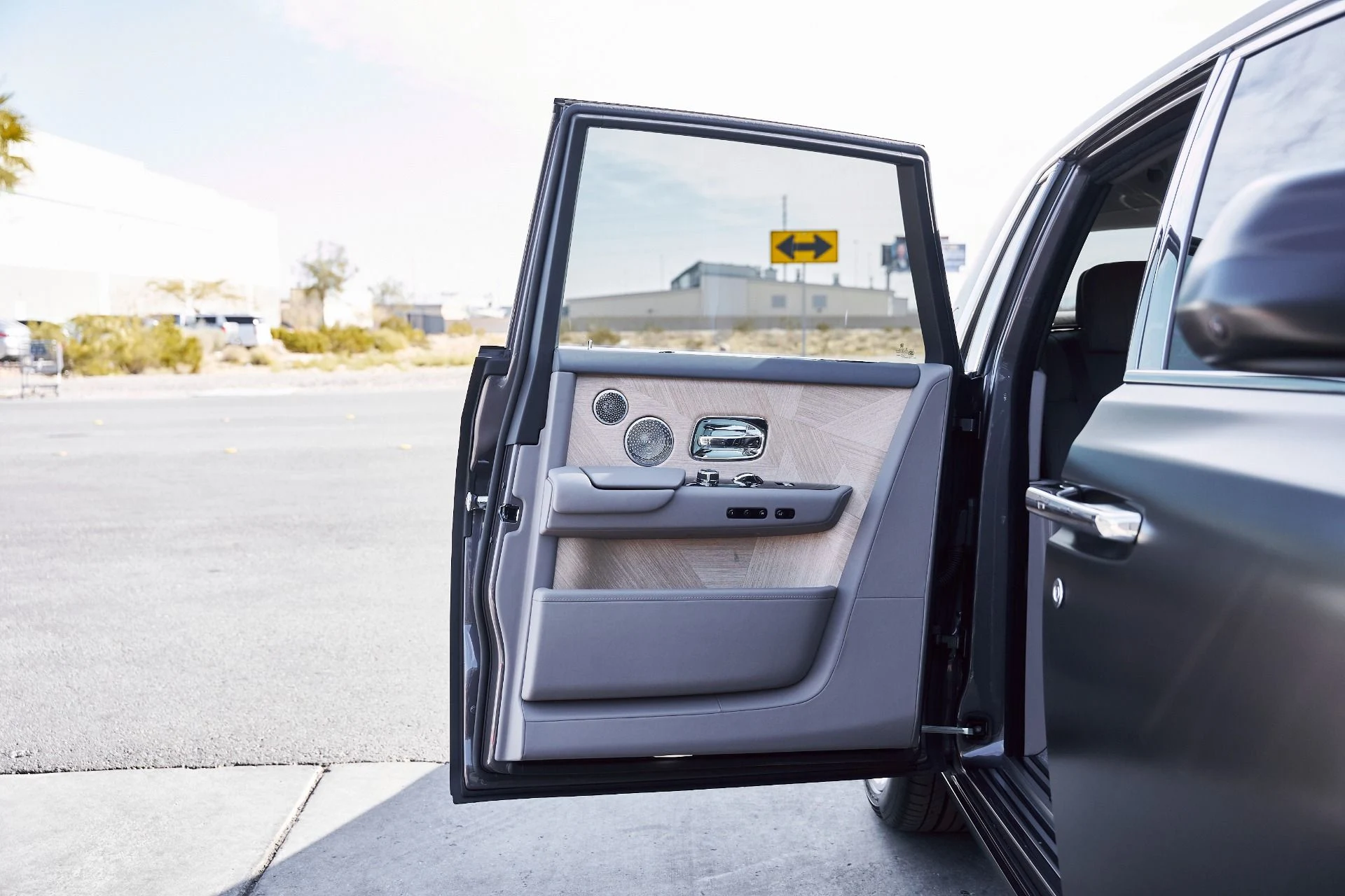 mph024_770165865_Used_2025_Rolls_Royce_Phantom_Base_1769480895_610ce8927b