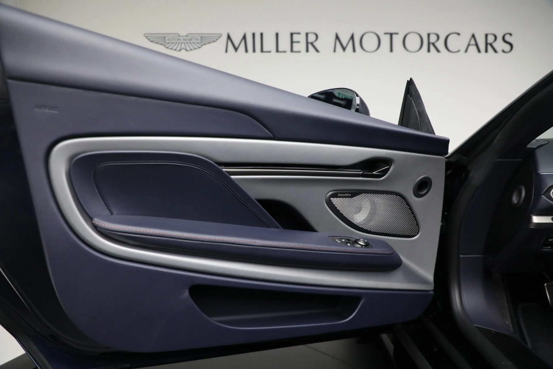 mph024_788090043_New_2026_Aston_Martin_Vanquish_Volante_1762784339_9259e95733