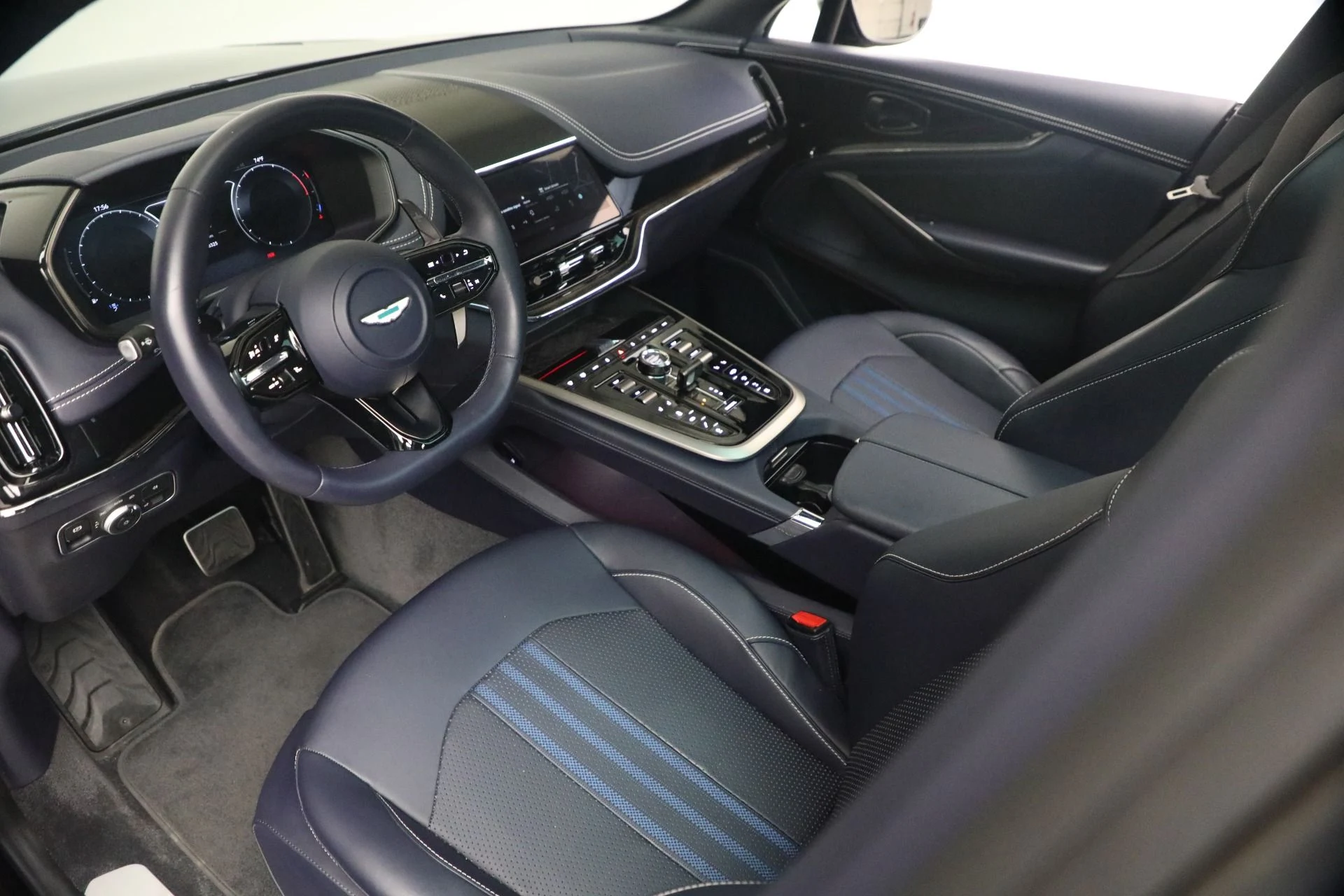 mph024_795538976_Used_2025_Aston_Martin_DBX_707_1782252692_a0254aa118