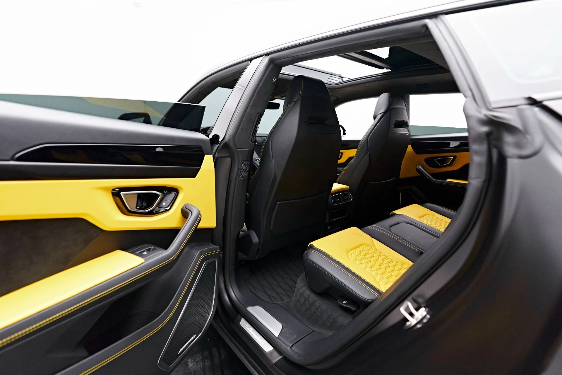 mph024_81658314_Used_2022_Lamborghini_Urus_1714440387_3ee9f79472