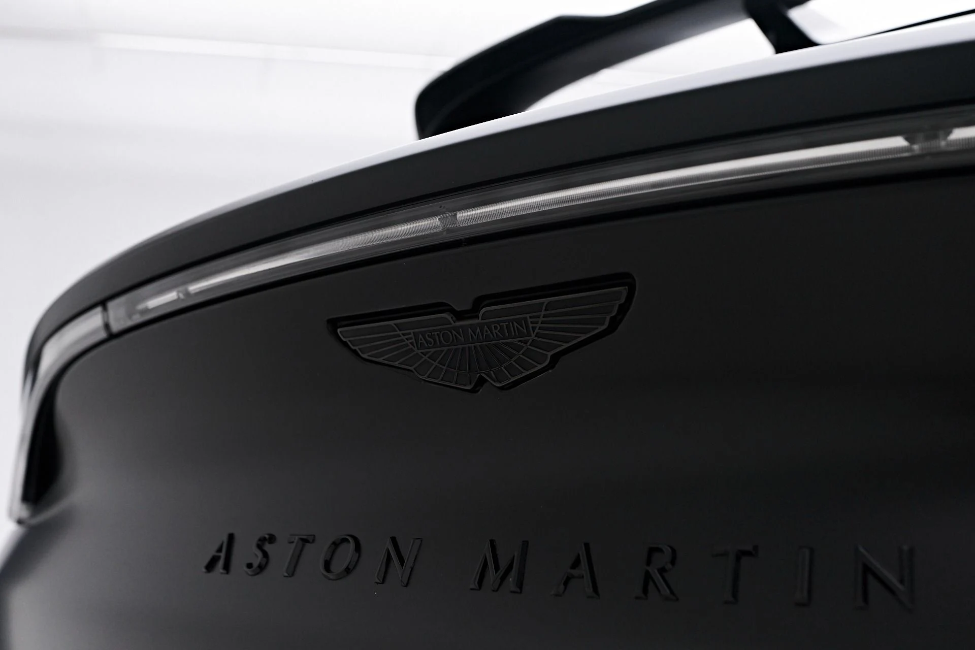 mph024_81975853_Used_2023_Aston_Martin_DBX_707_1754786768_e3f26246ae