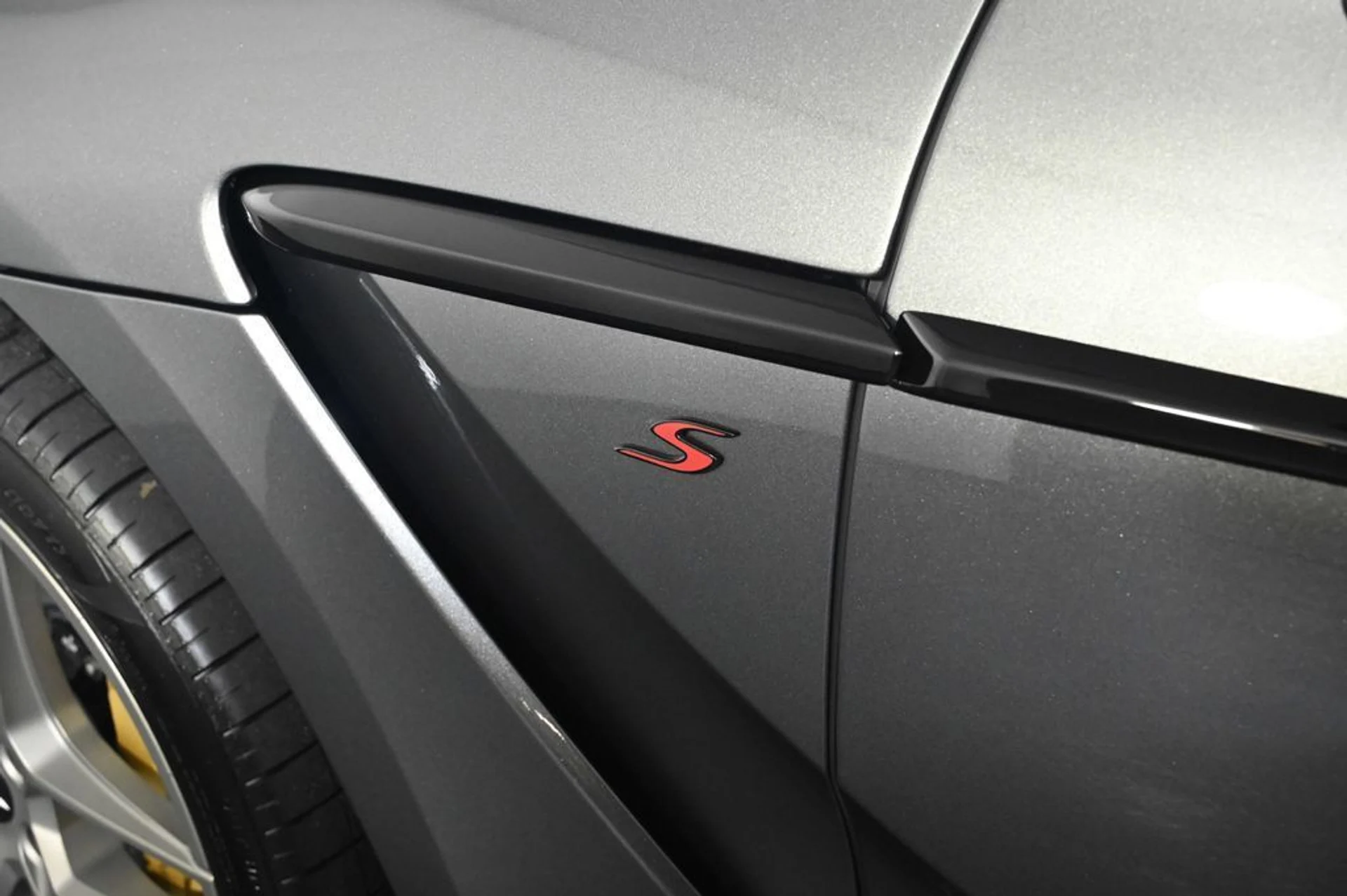 mph024_827747286_new_2026_aston_martin_dbx_sawd_11350_23029728_25_1024_0ff96c7f8b