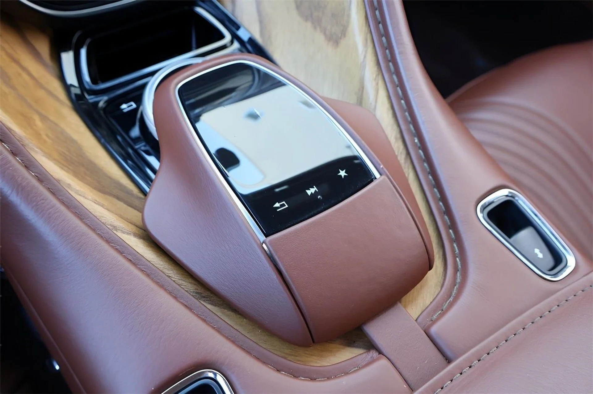 mph024_896958021_25_c051f62660