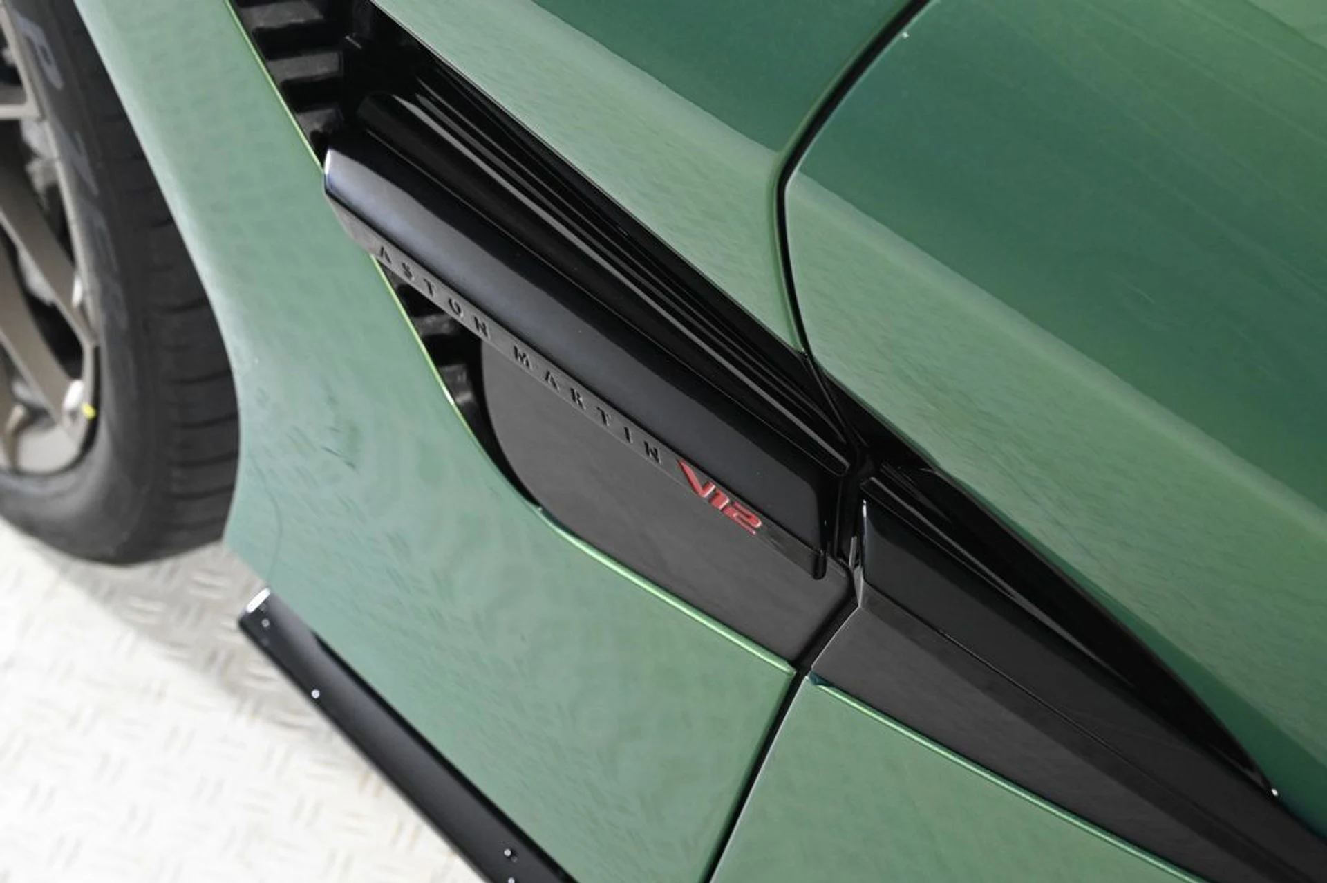 mph024_902722364_new_2026_aston_martin_vanquish_volante_11350_22936963_24_1024_4121b6a72d