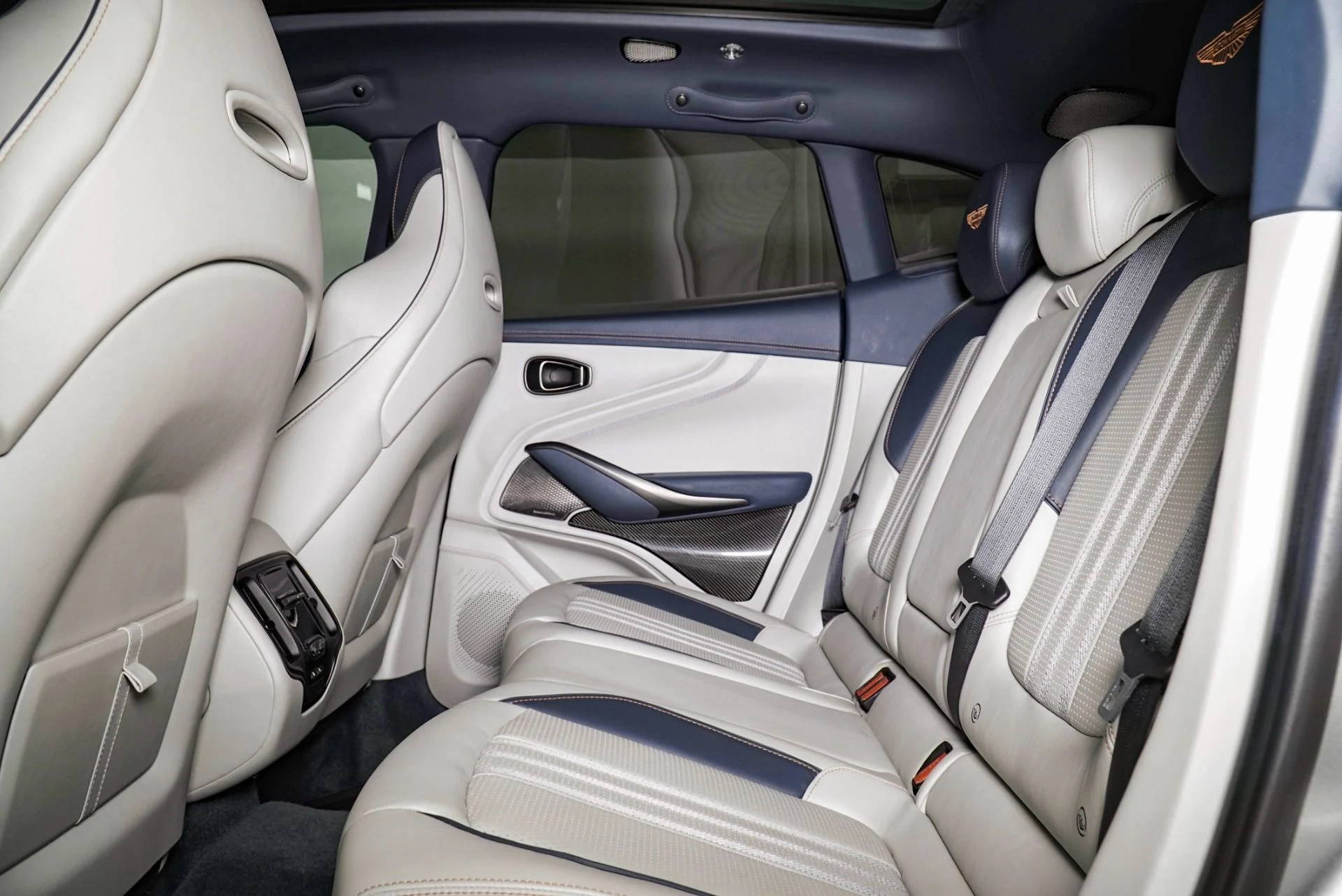 mph024_926929388_Used_2025_Aston_Martin_DBX_707_1792739128_7c647408b4