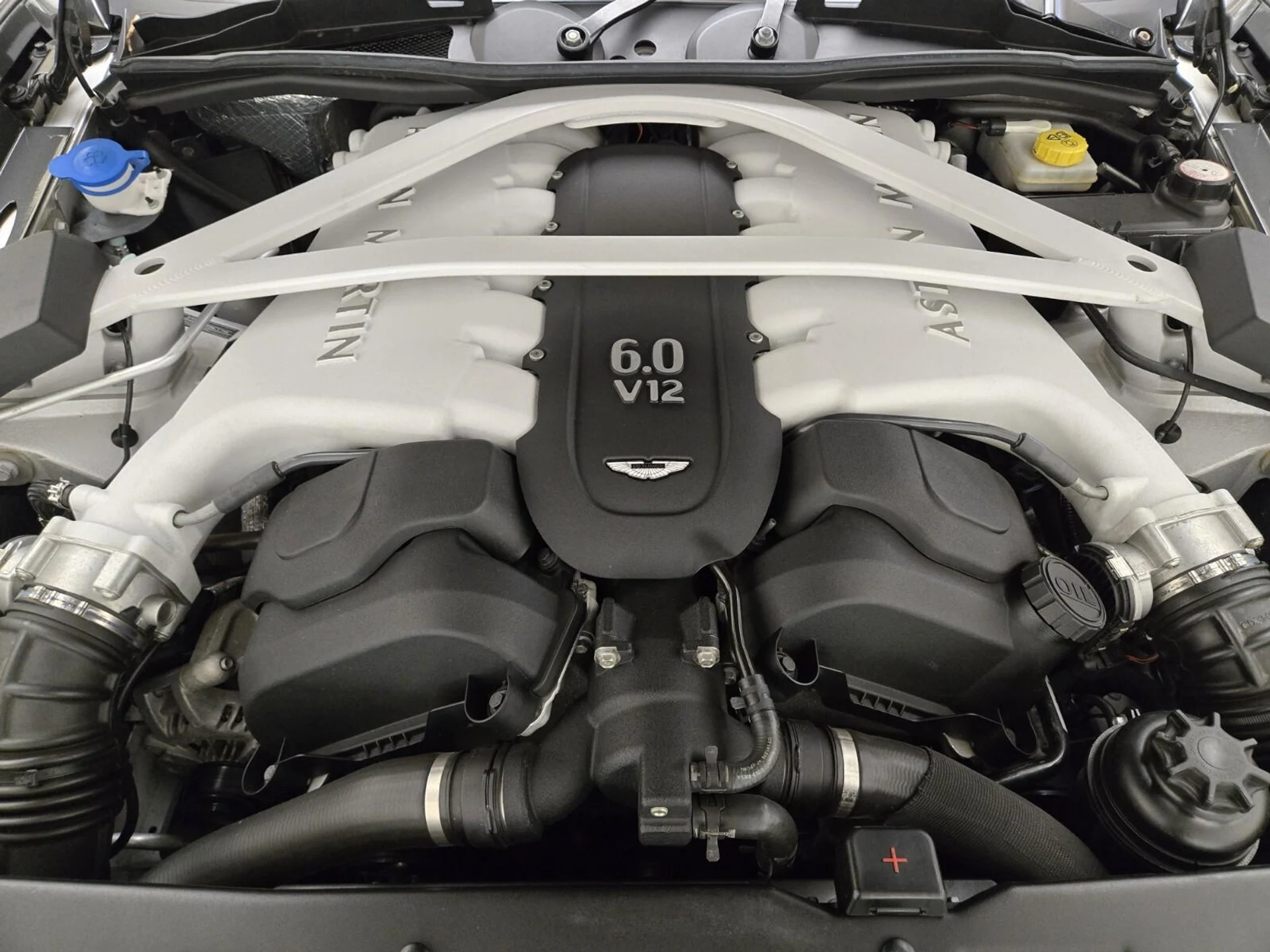 mph024_931613370_Used_2015_Aston_Martin_Vanquish_Volante_1756882957_770f7efce5