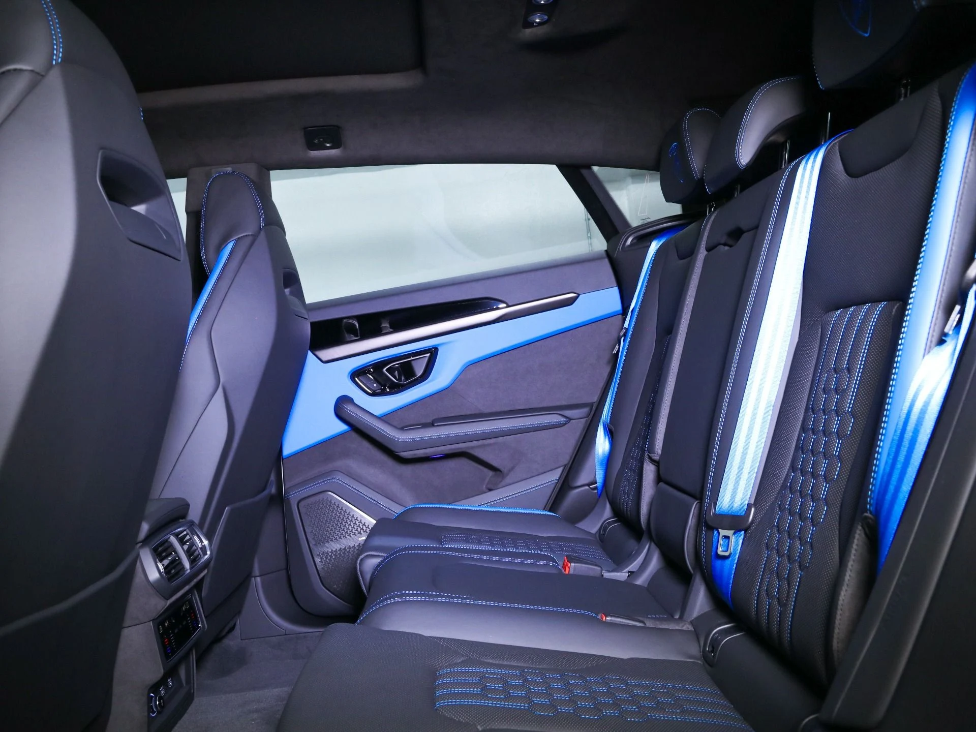 mph024_933357013_New_2025_Lamborghini_Urus_SE_1760068344_a07d72643f