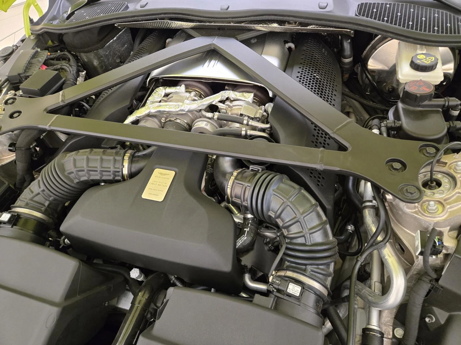 mph024_956603139_Used_2023_Aston_Martin_Vantage_1762849166_0ff2bdab7d