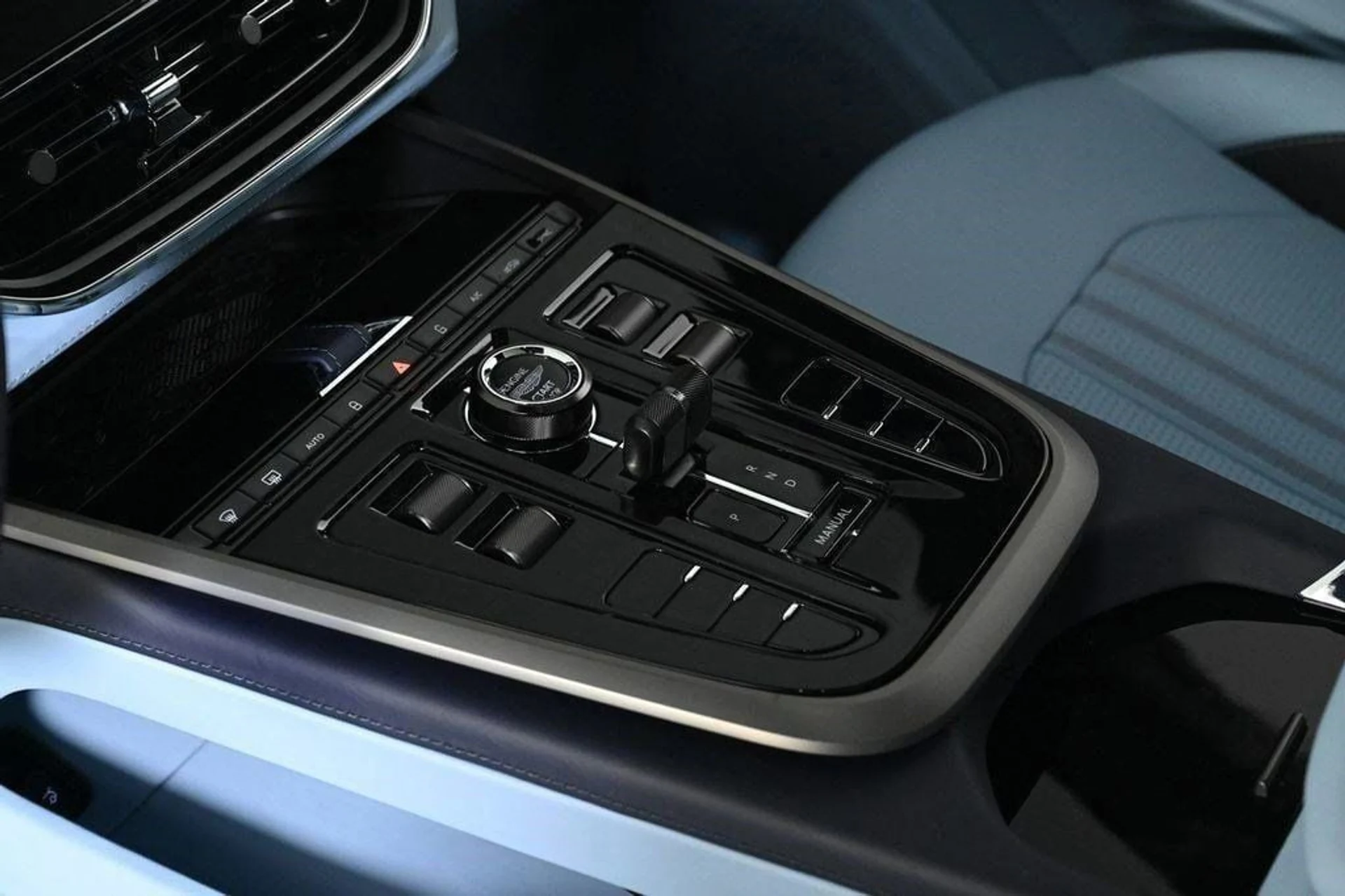 mph024_958540438_new_2025_aston_martin_dbx_707awd_11350_22854658_24_1024_09247a57ca