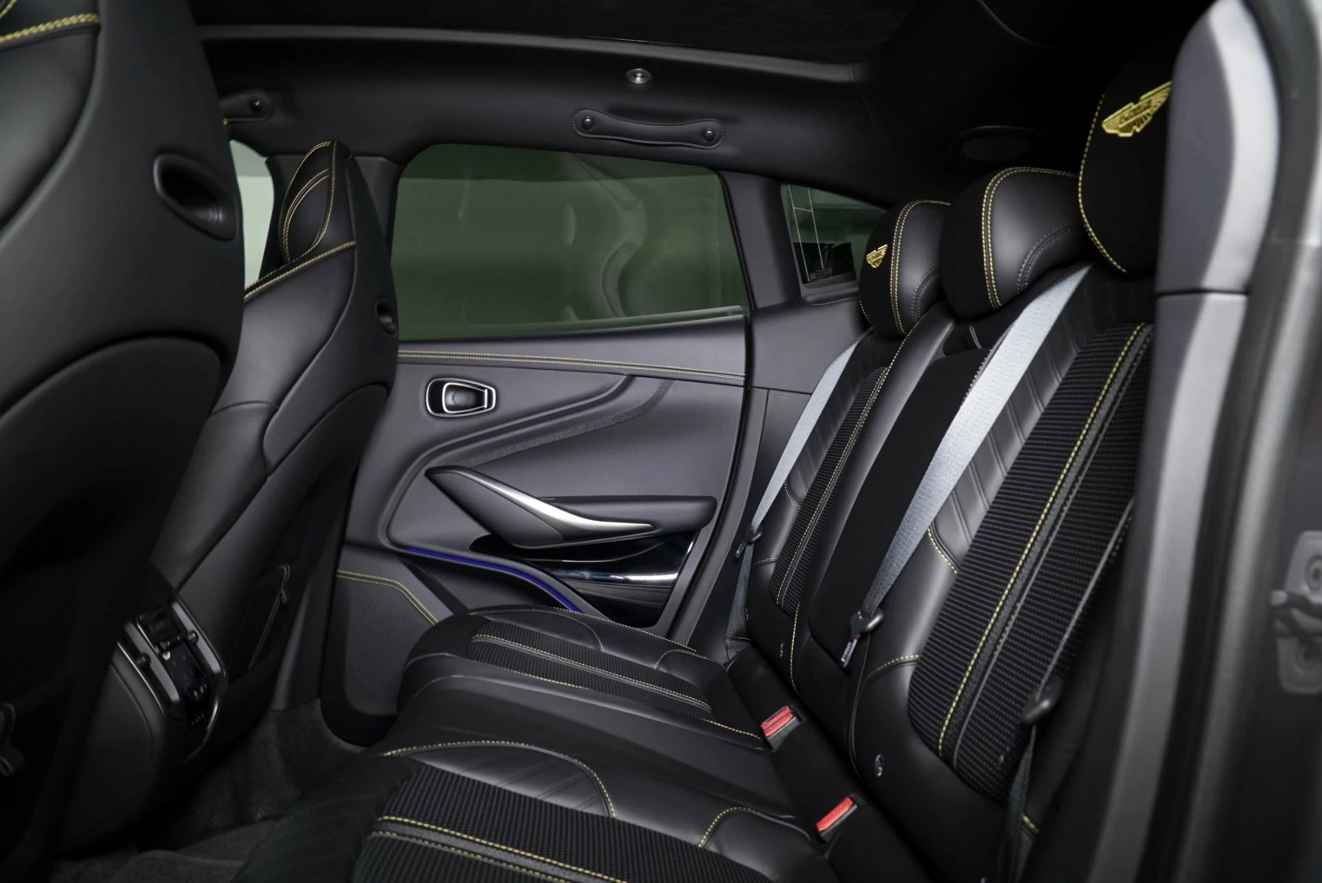 mph024_996788081_New_2026_Aston_Martin_DBX_707_1771009088_5e422f4e9b
