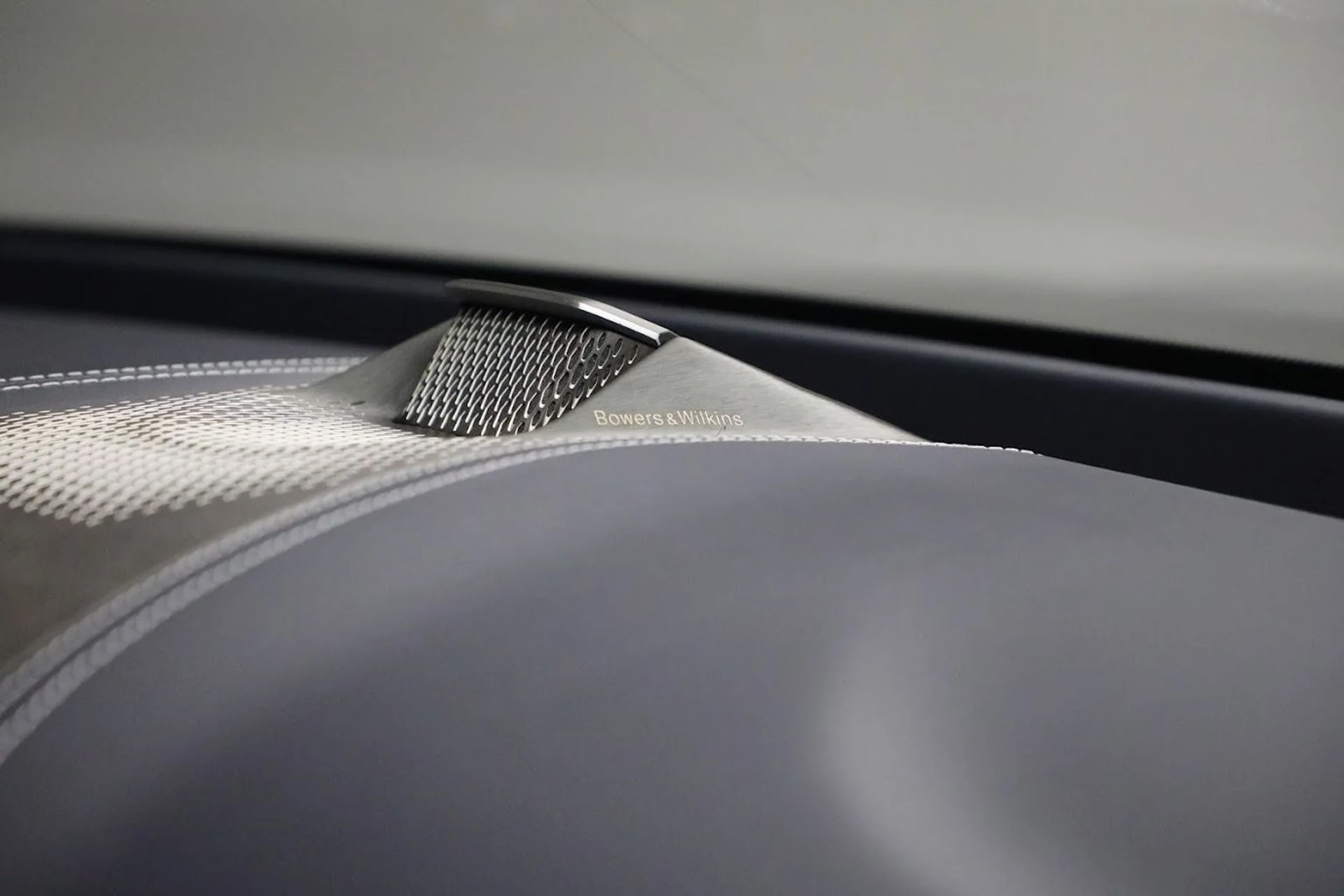 mph025_1006839933_New_2025_Aston_Martin_DBX_707_f2384bd1a4