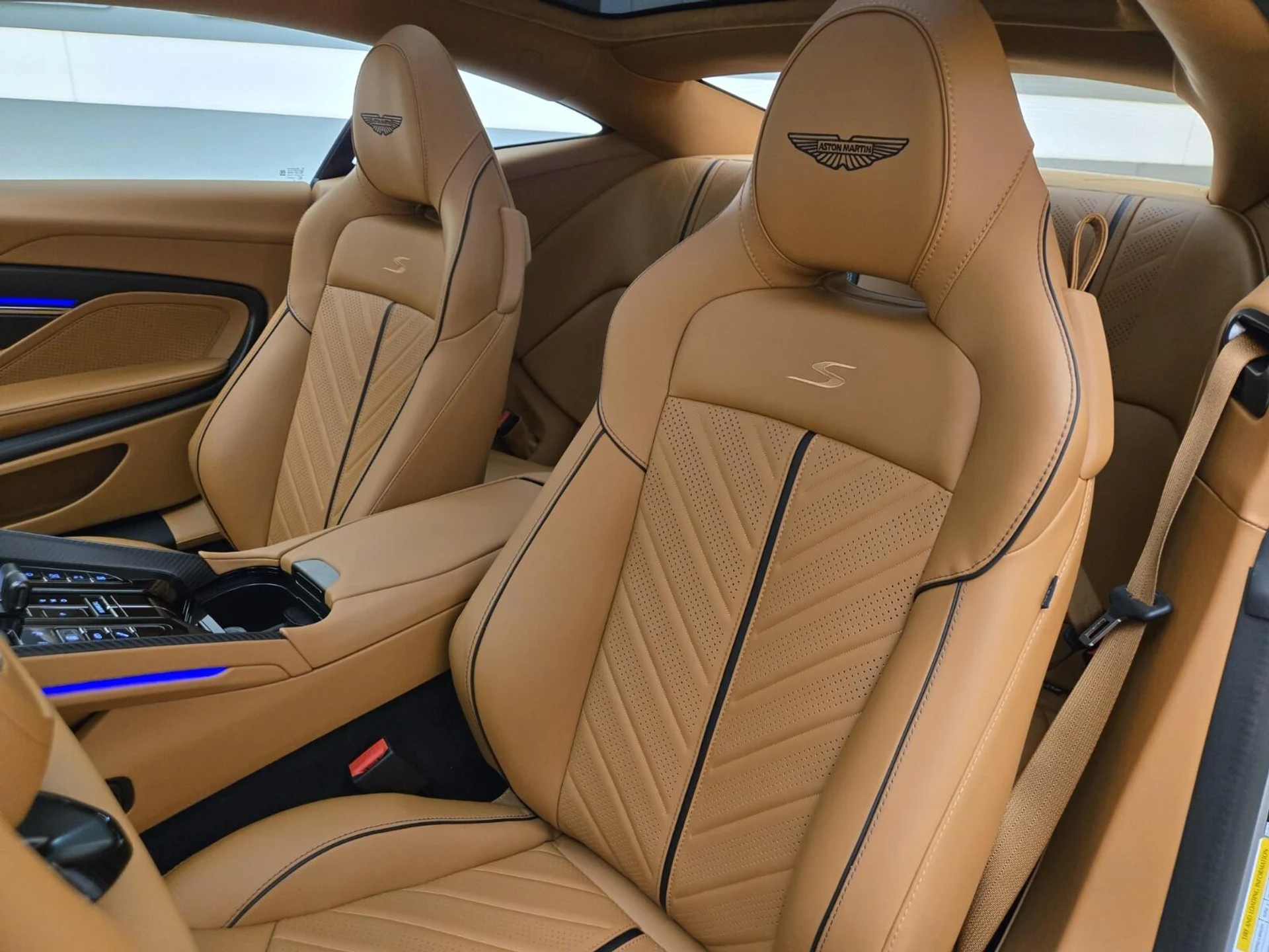 mph025_1012642958_New_2026_Aston_Martin_DB_12_1787289722_dbd3df4325